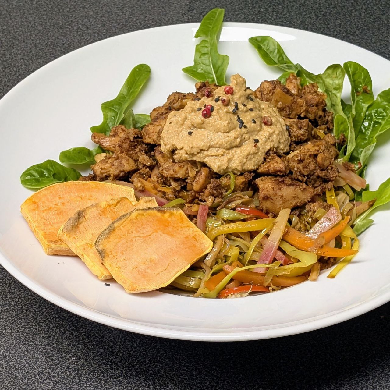 Falsches Geschnezeltes auf Julienne-Gemüse mit Süßkartoffelchips