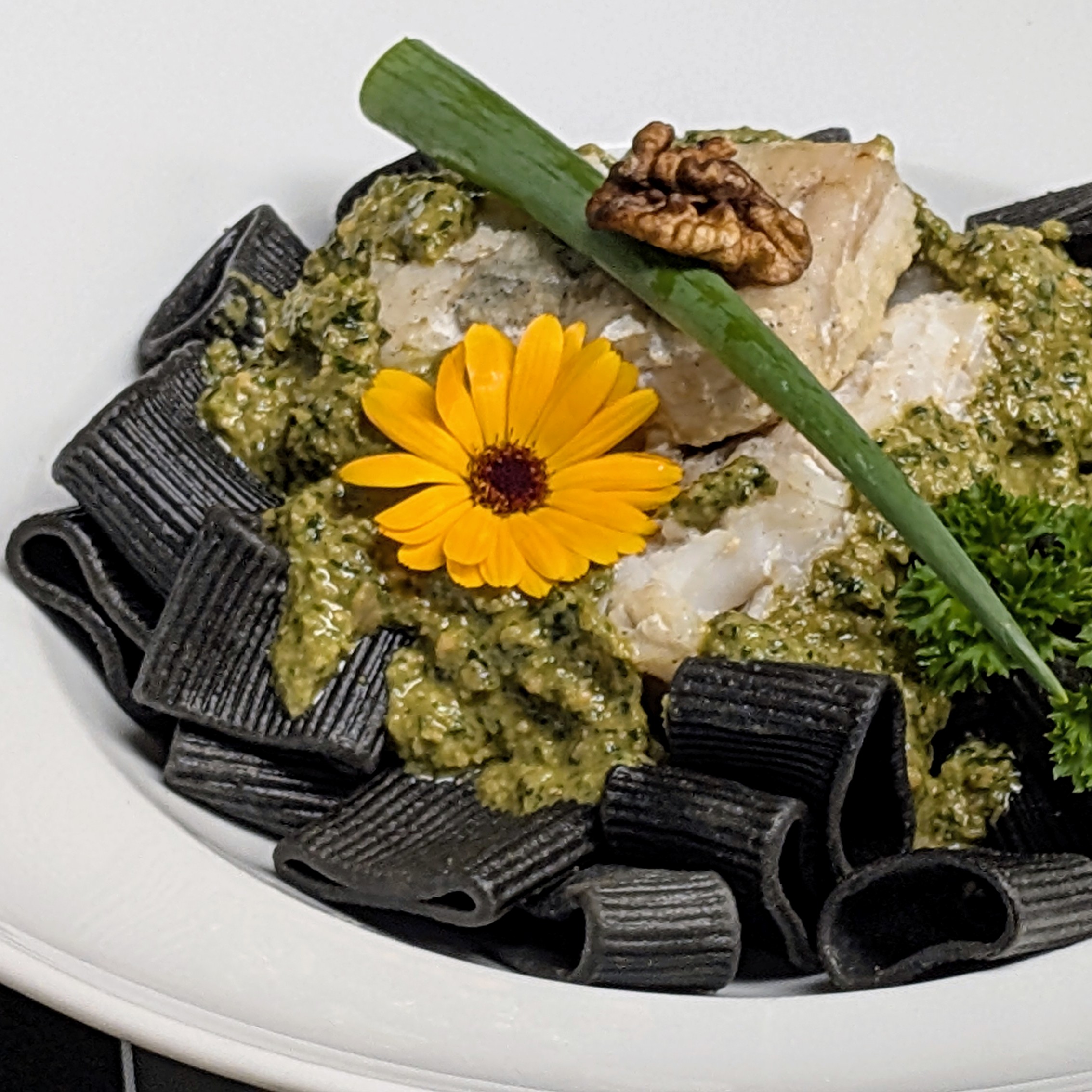 Mezze Maniche Sepia mit Seelachs und Löwenzahn-Pesto