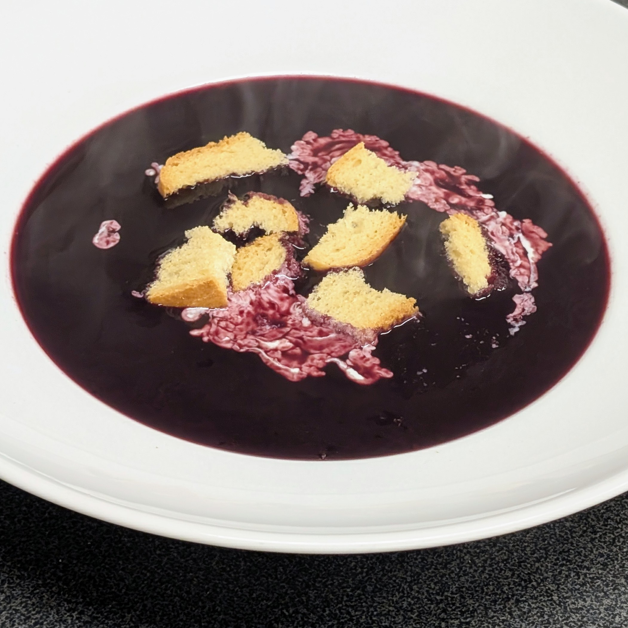 Holundersuppe mit Sahne und Zwieback