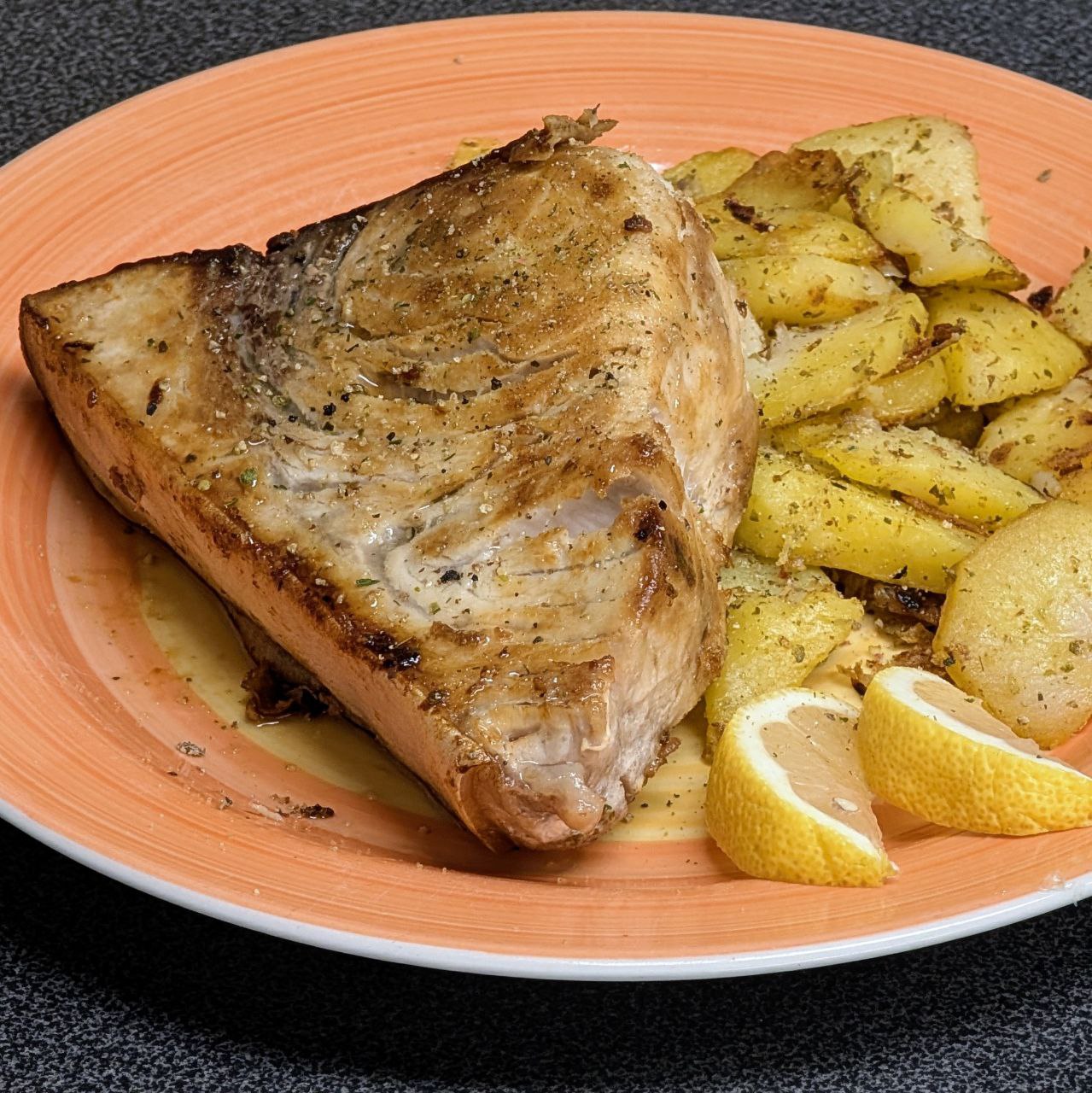 Schwertfischsteak mit knusprigen Bratkartoffeln