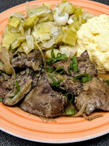 Hühnerleber mit Lauchgemüse und Kartoffelbrei