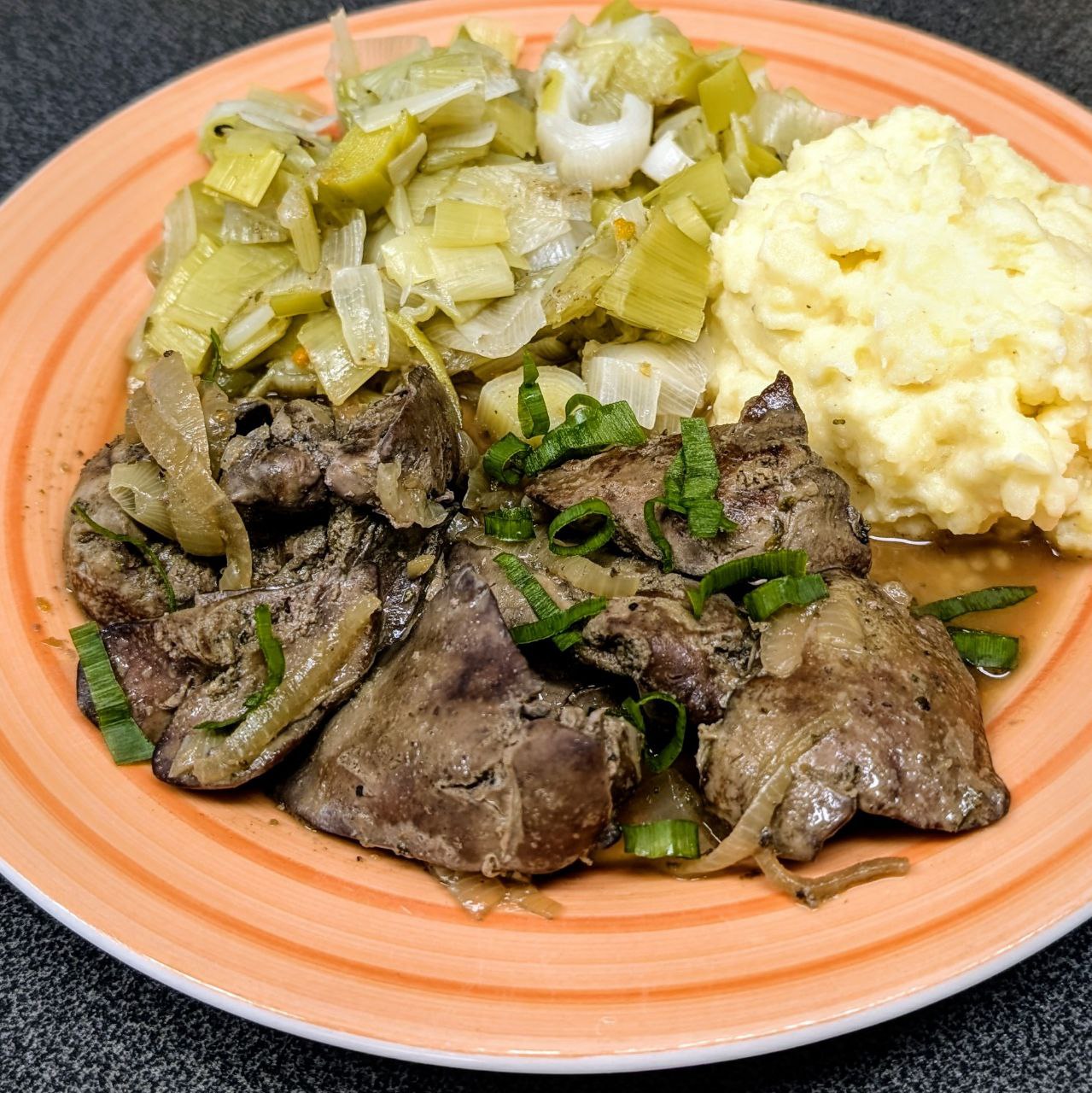 Hühnerleber mit Lauch und Kartoffelstampf