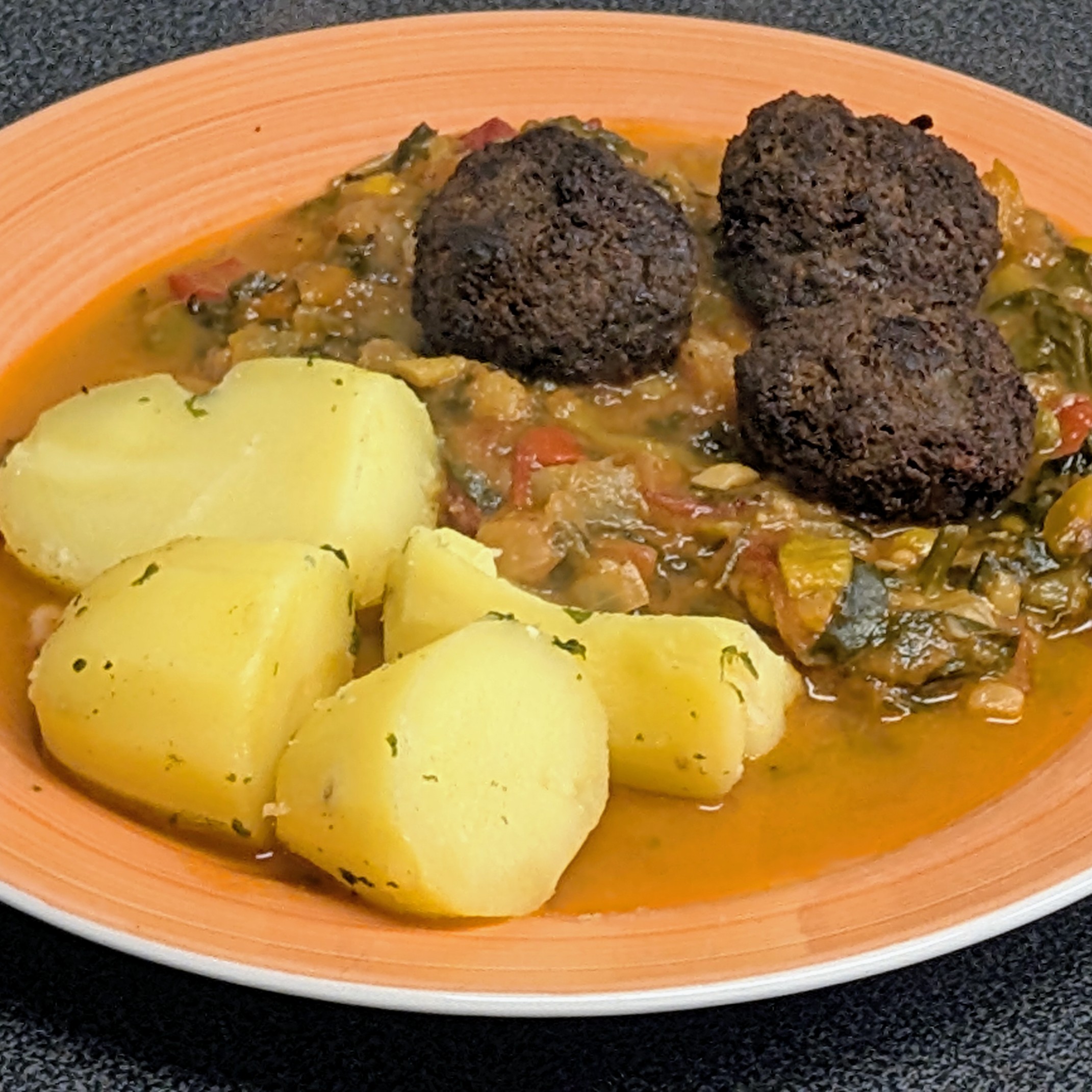 Sugo all’ortolana mit Hackbällchen und Liebstöckel-Kartoffeln