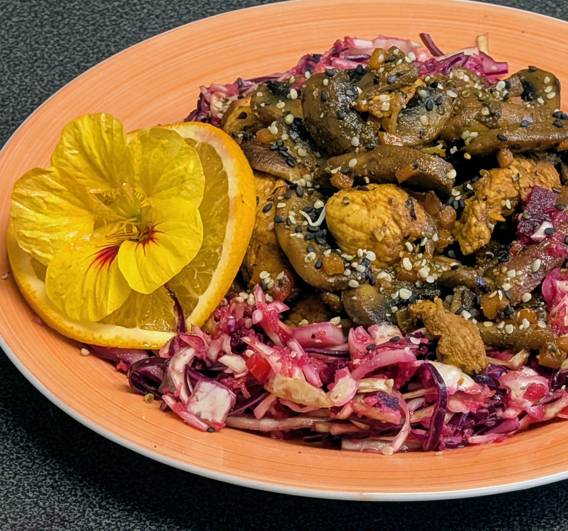 Champignon-Hähnchen-Pfanne auf einem bunten Salatbett