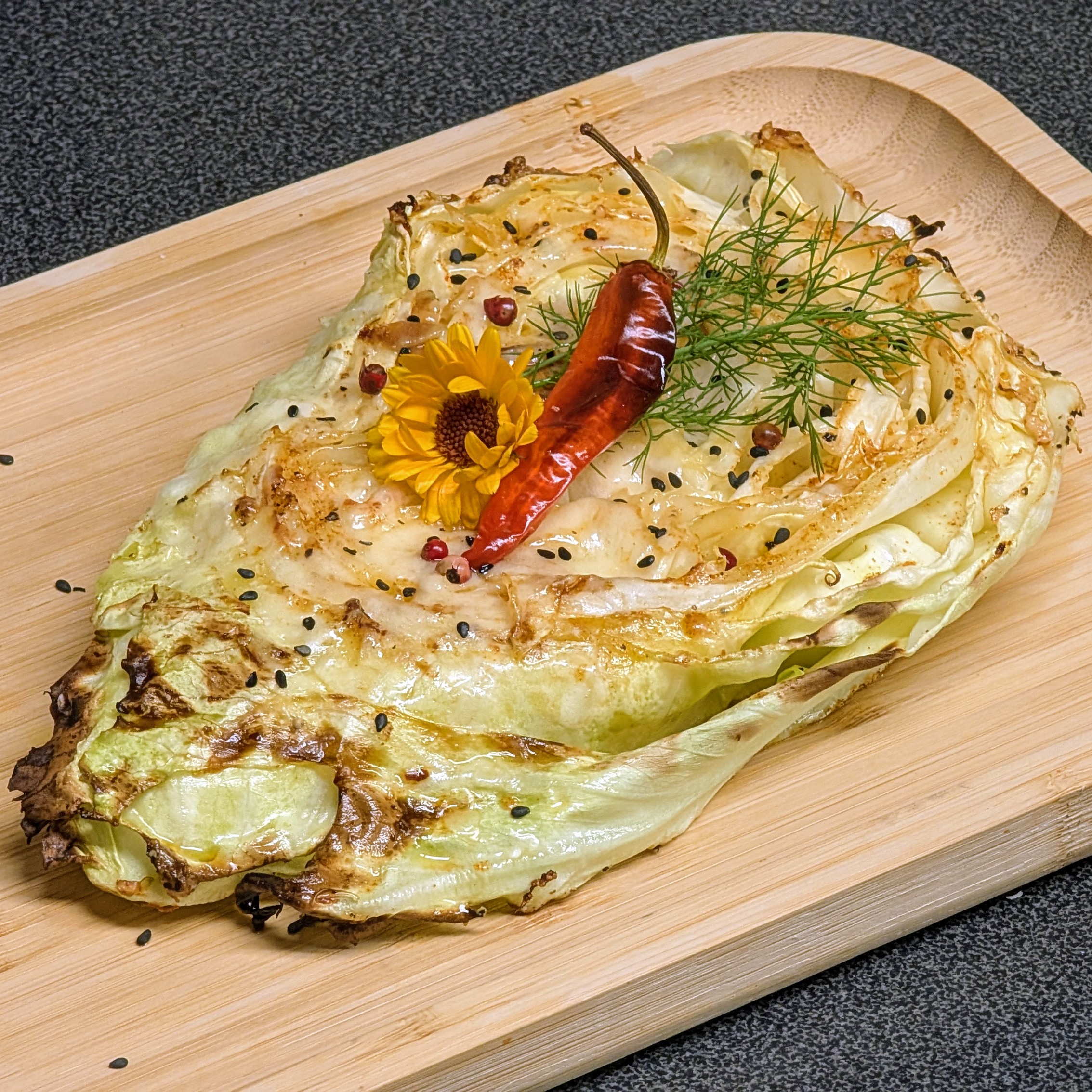 Gebackener Spitzkohl mit Käsekruste