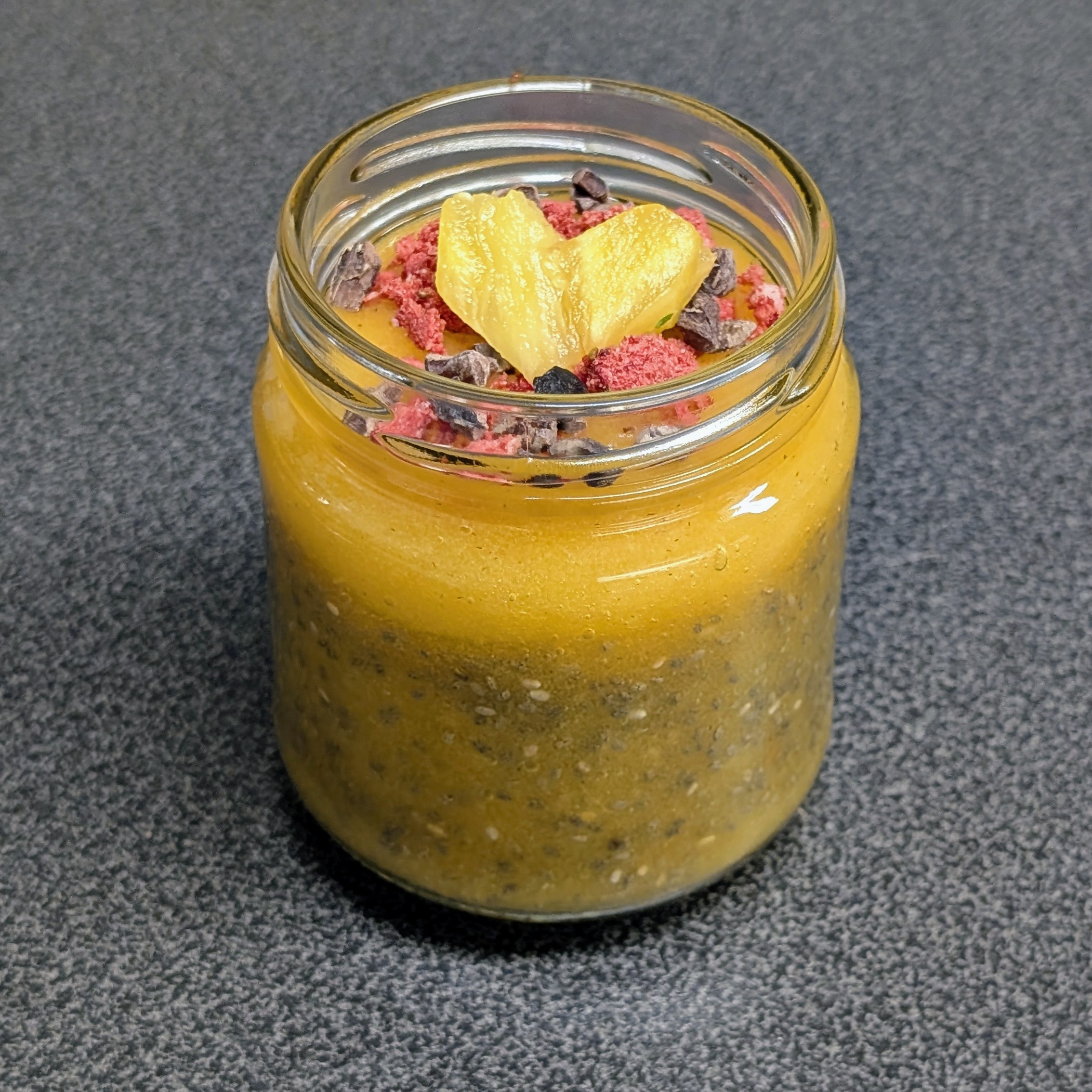Chia-Fruchtpudding mit Kaki und crunchy Topping