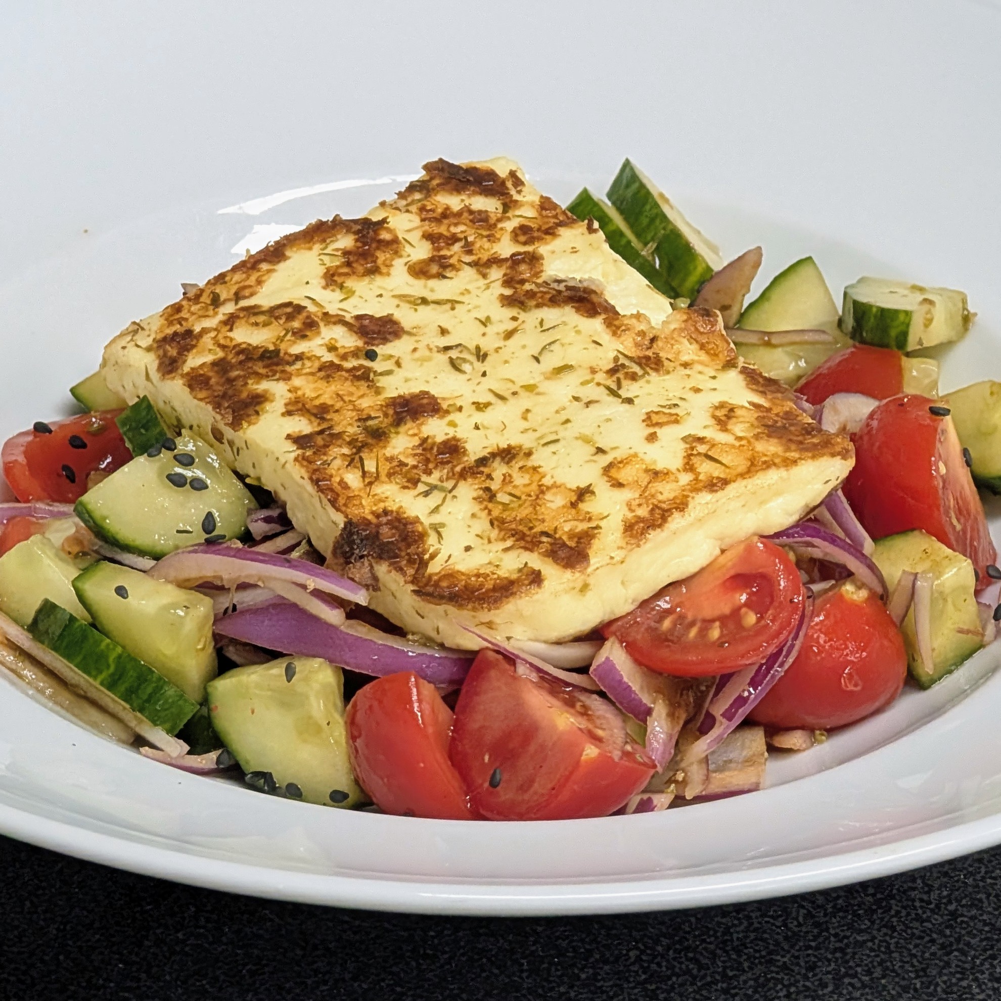 Schneller Salat mit Grillkäse