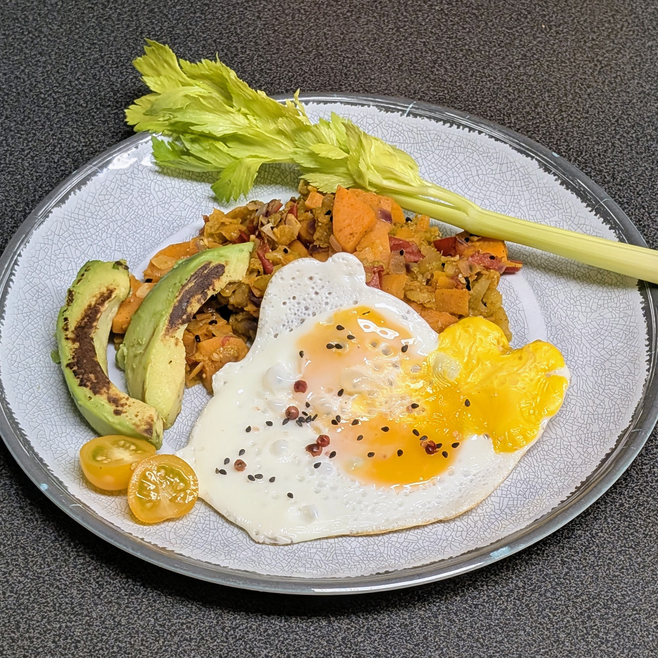 Gemüsepfanne mit Spiegelei und Avocado