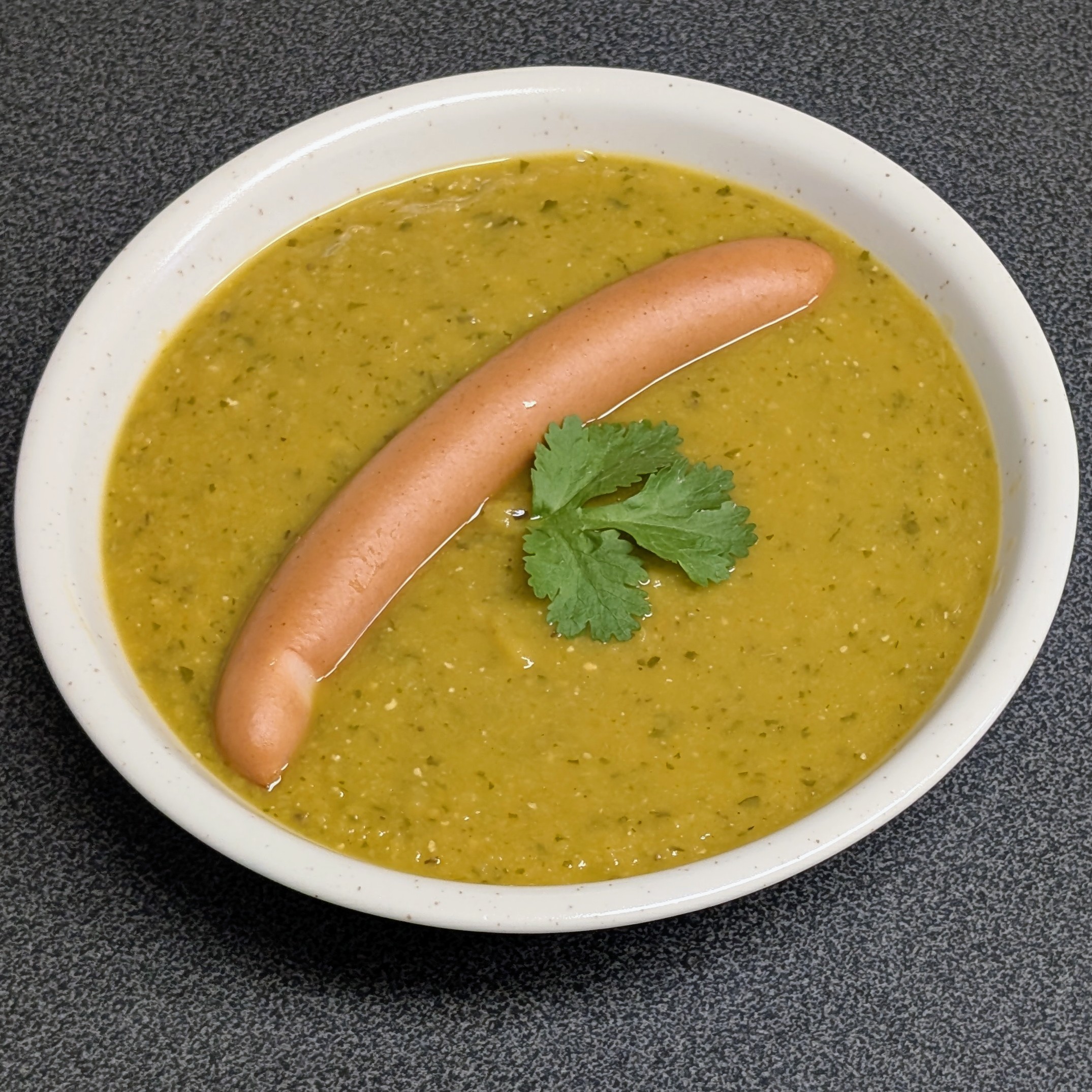 Erbsensuppe mit Wiener Würstchen