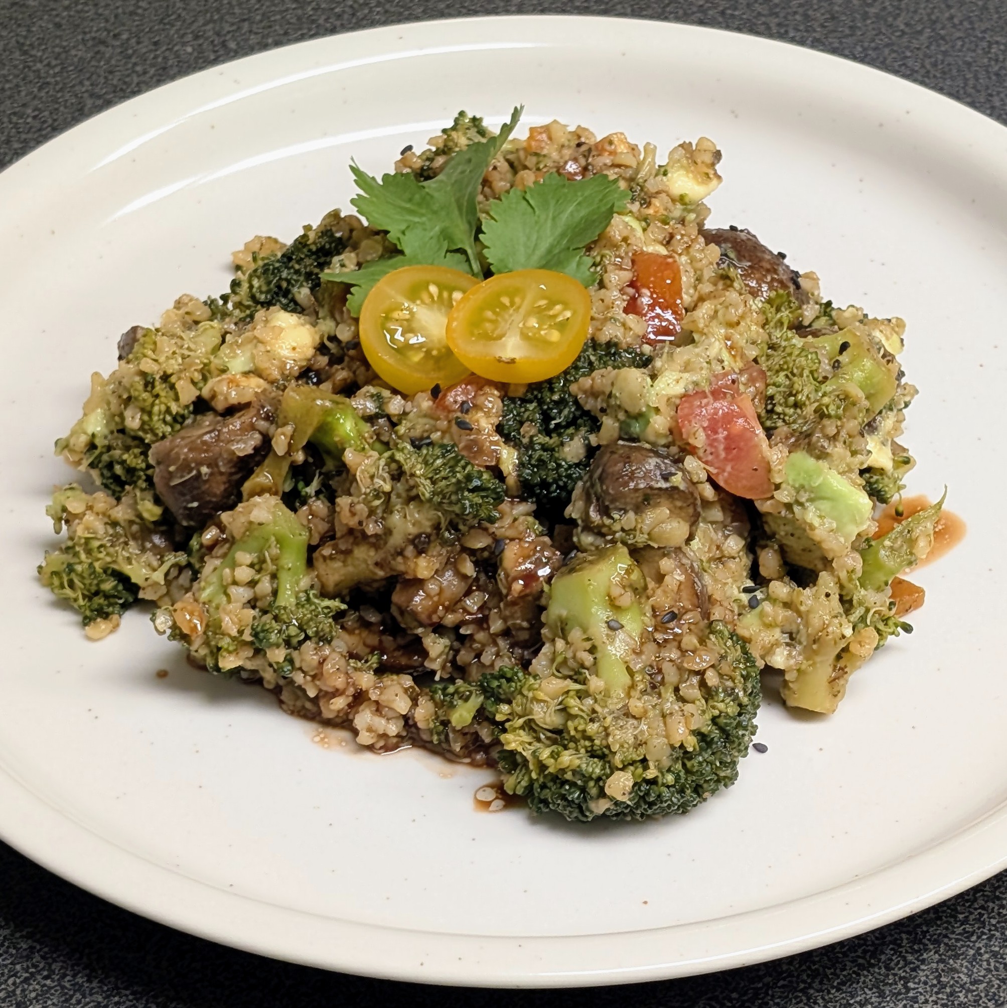 Bulgur-Pilz-Salat mit Brokkoli und Avocado