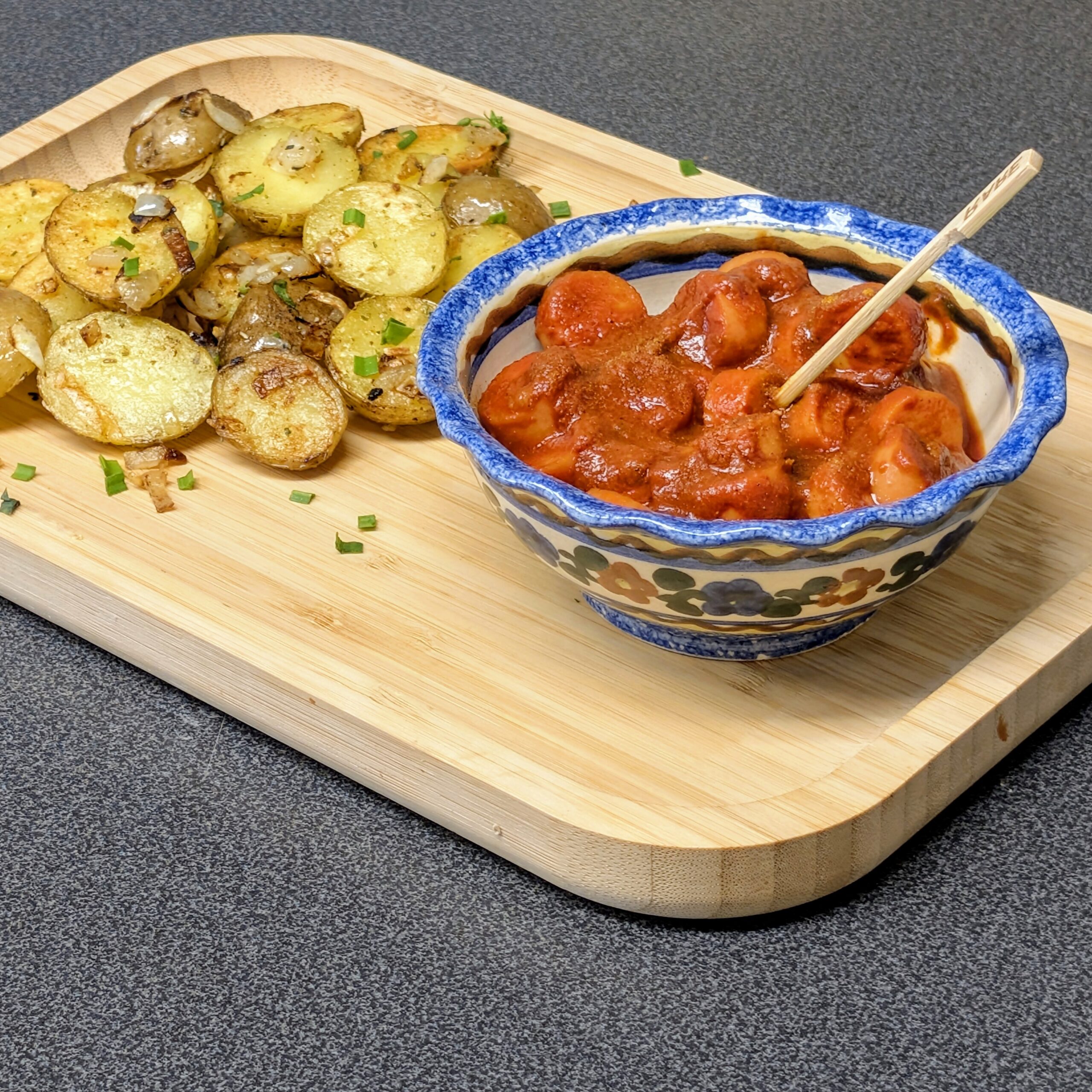 Currywurst mit Bratkartoffeln