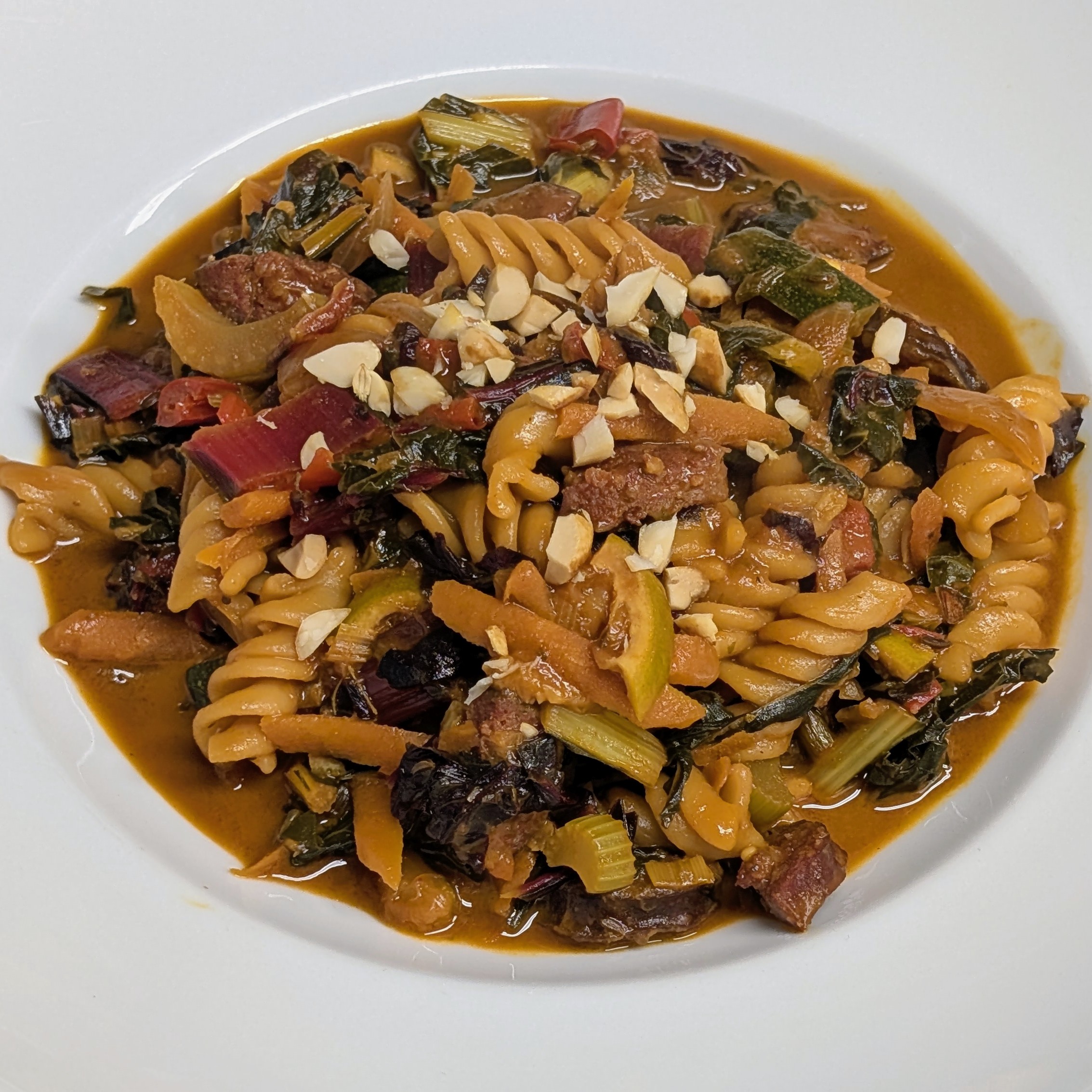 Fruchtig-pikante Mangold-Gemüse-Pfanne mit Kokos und Brombeer