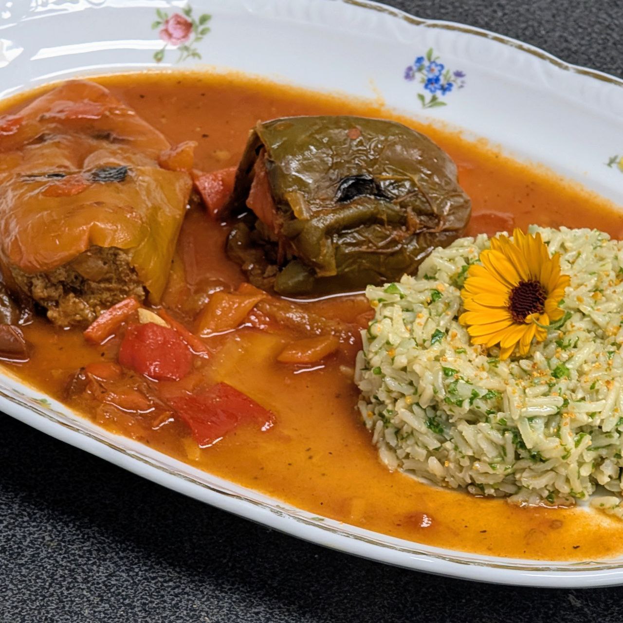 Gefüllte Paprika mit einem Rucola-Orangen-Reis