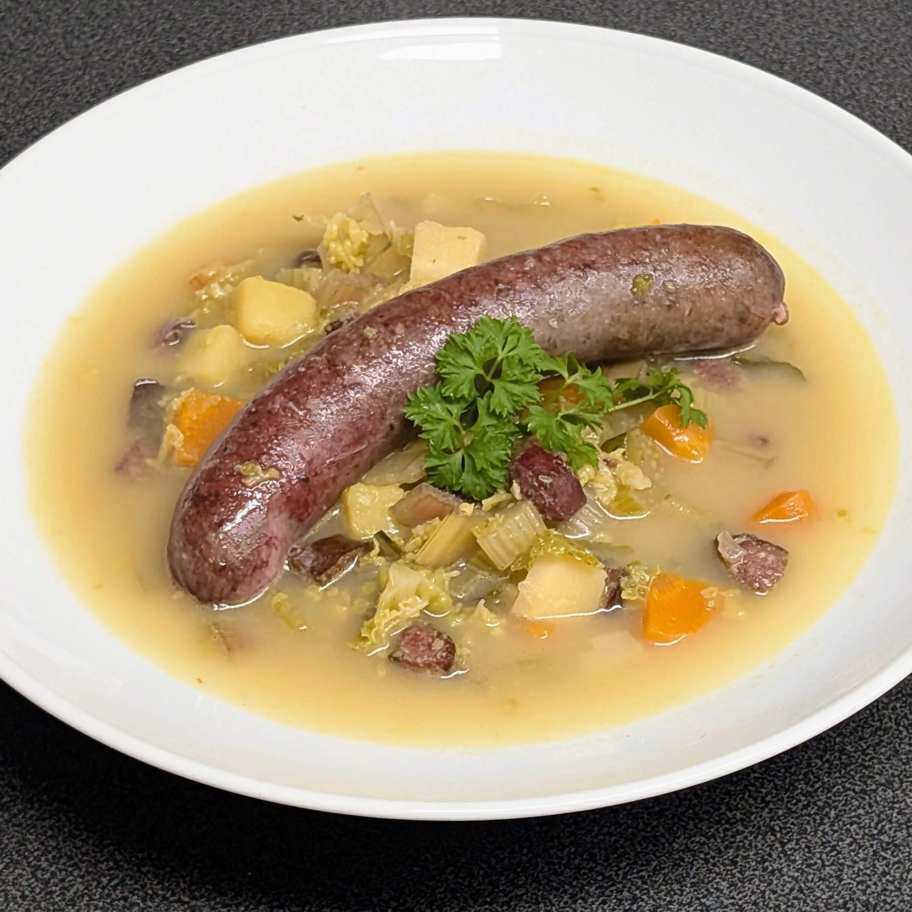 Herzhaftes Meal Prep: Gemüseeintopf mit Wildknacker