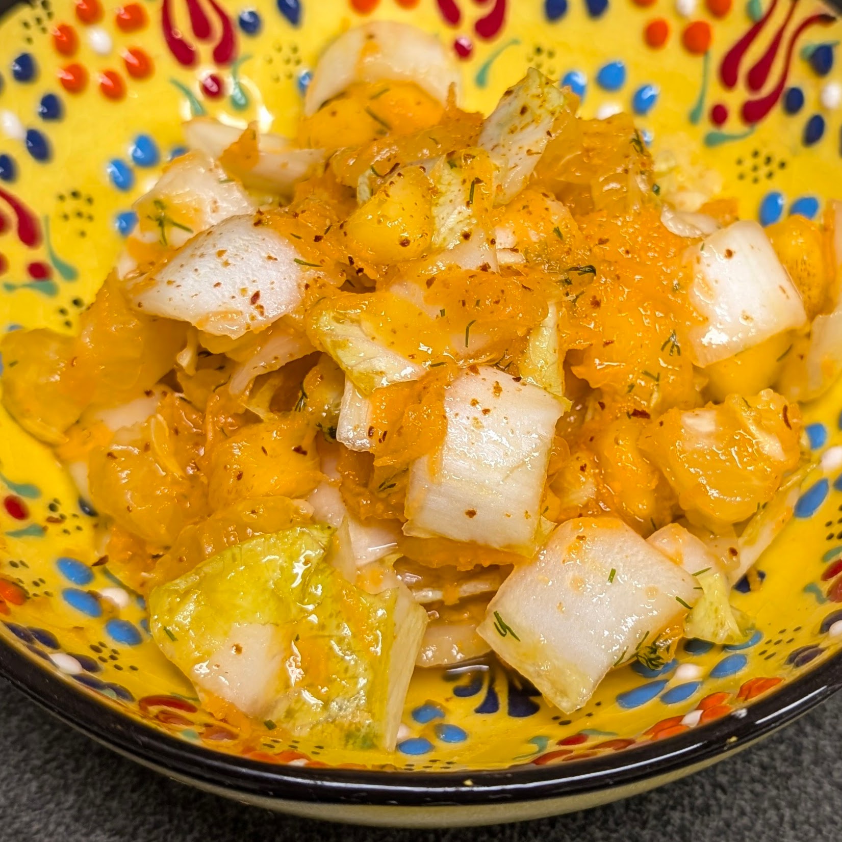 Chicorée-Obst-Salat mit Chili und Dill