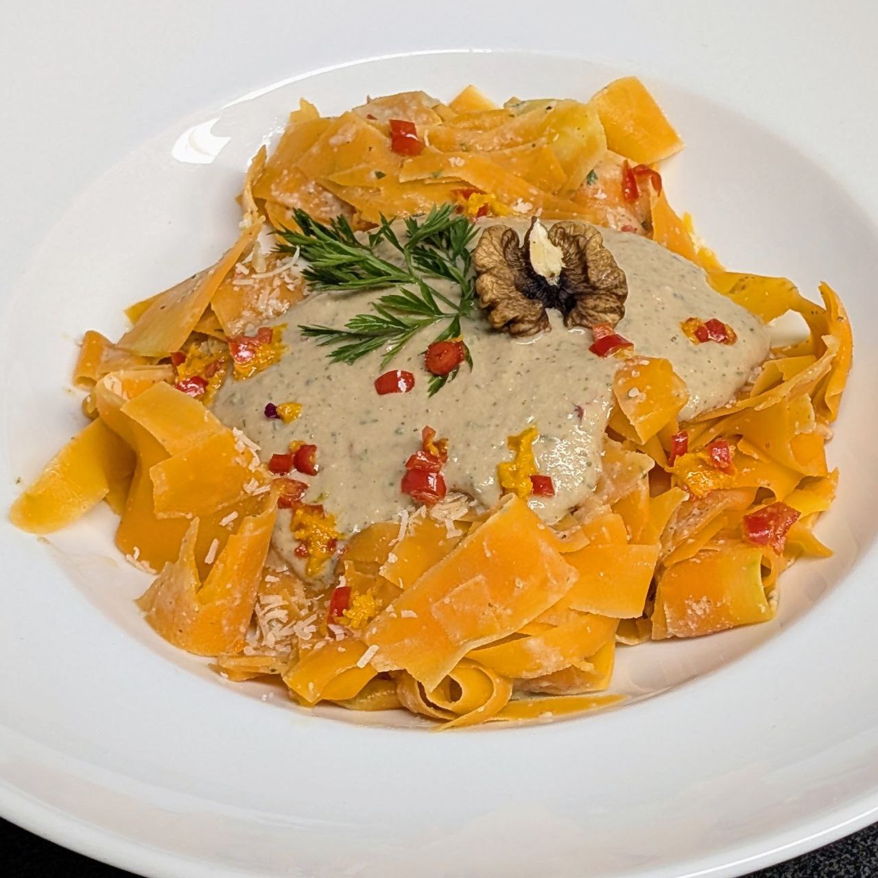 Möhren-Bandnudeln mit Thunfisch-Kicherebsen-Pesto