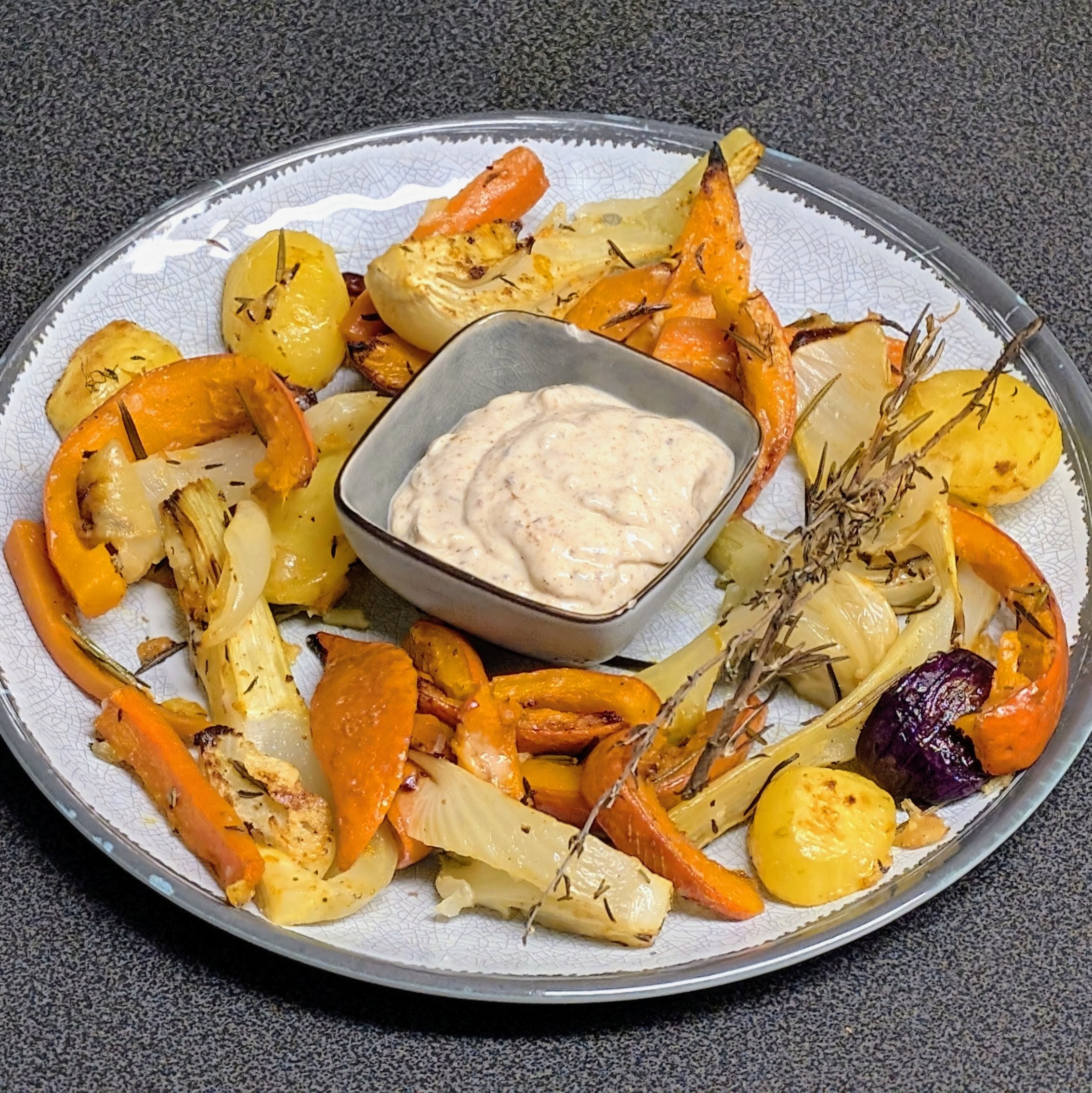 Ofengemüse mit Harissa-Joghurt-Dip