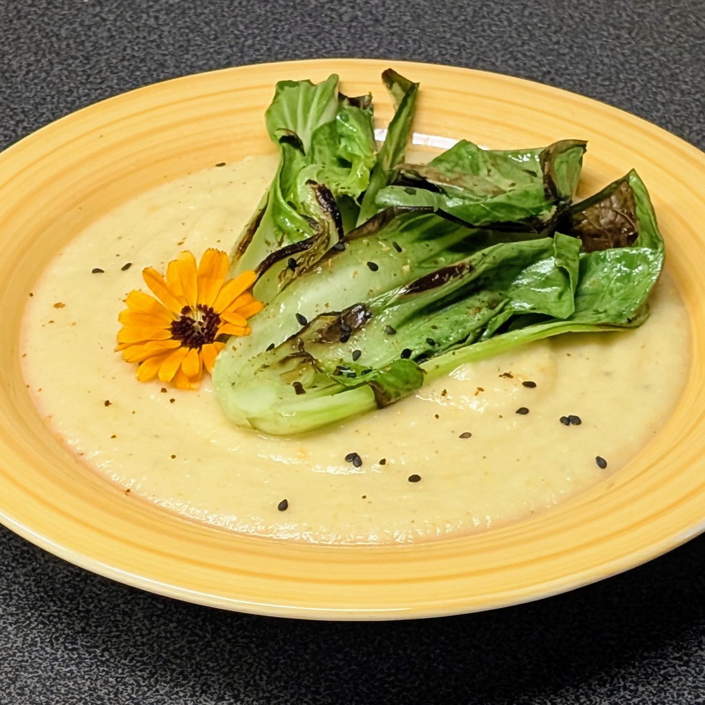 Pastinakensuppe mit Kokosmilch und geröstetem Pak Choi