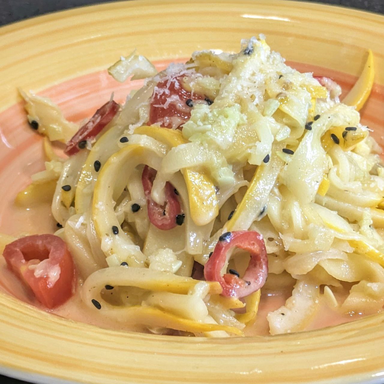 Zitronen-Zoodles mit Chili und Parmigiano