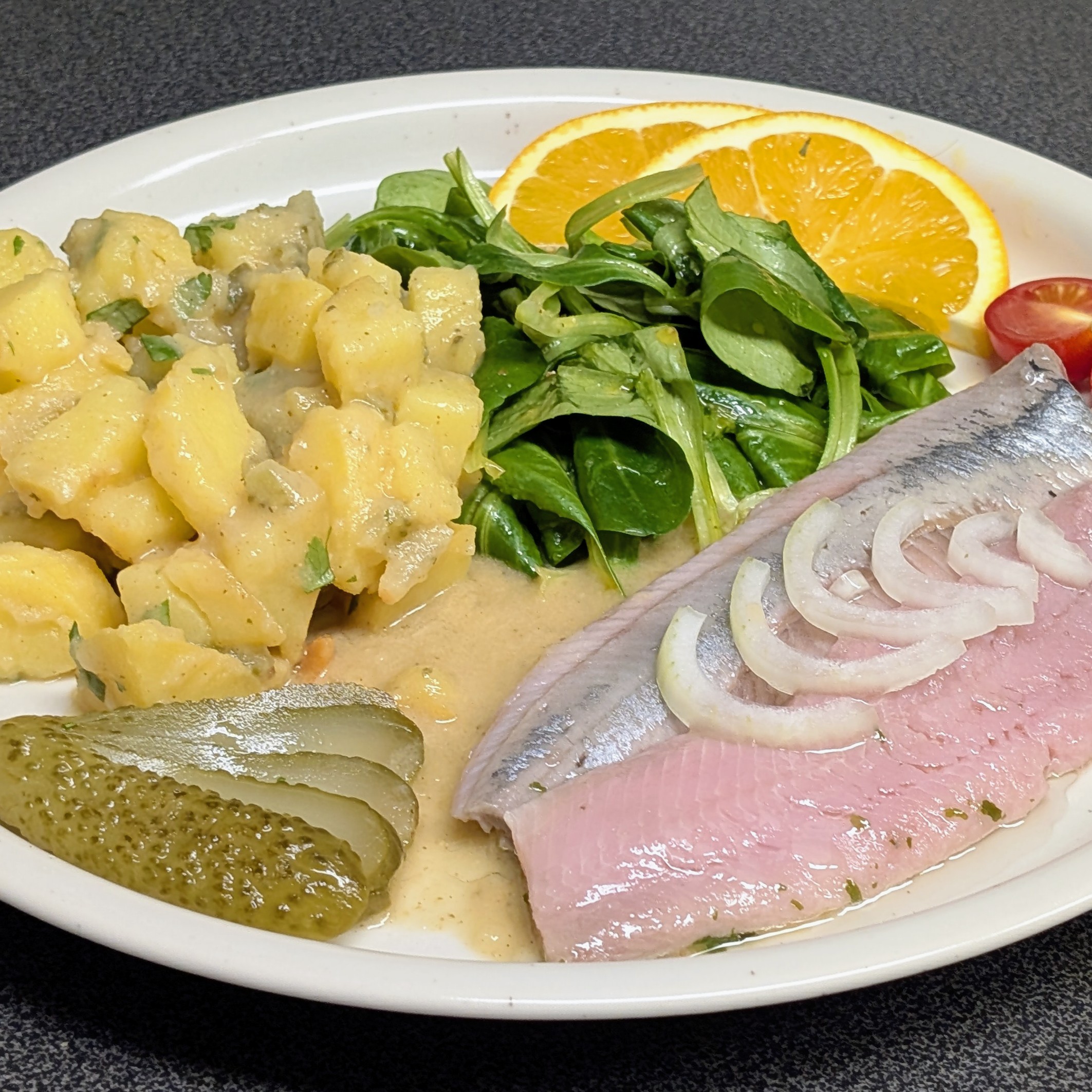 Matjesfilet mit lauwarmen Kartoffelsalat