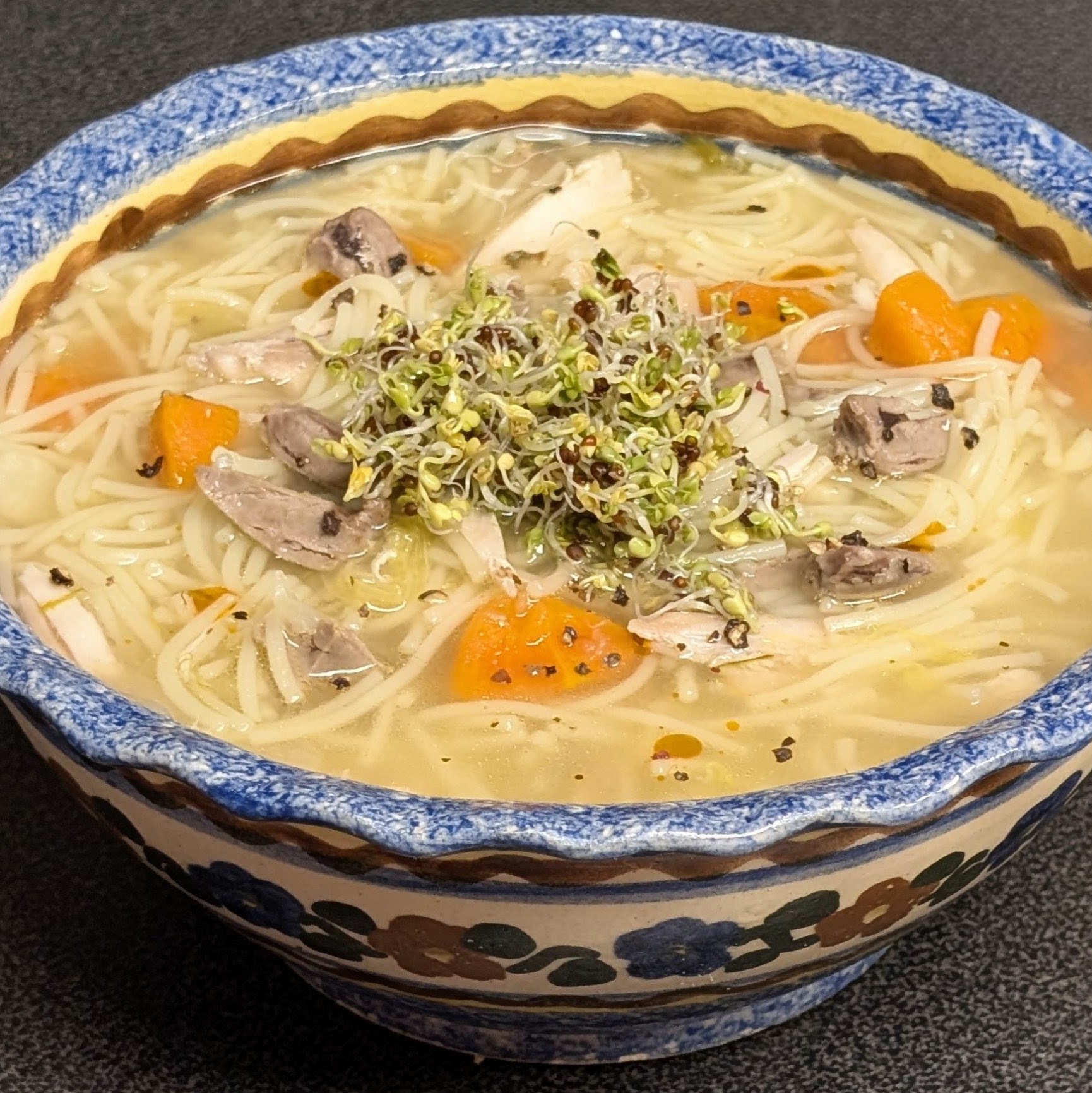 Kräftige Hühnerbrühe mit Ingwer und Fadennudeln