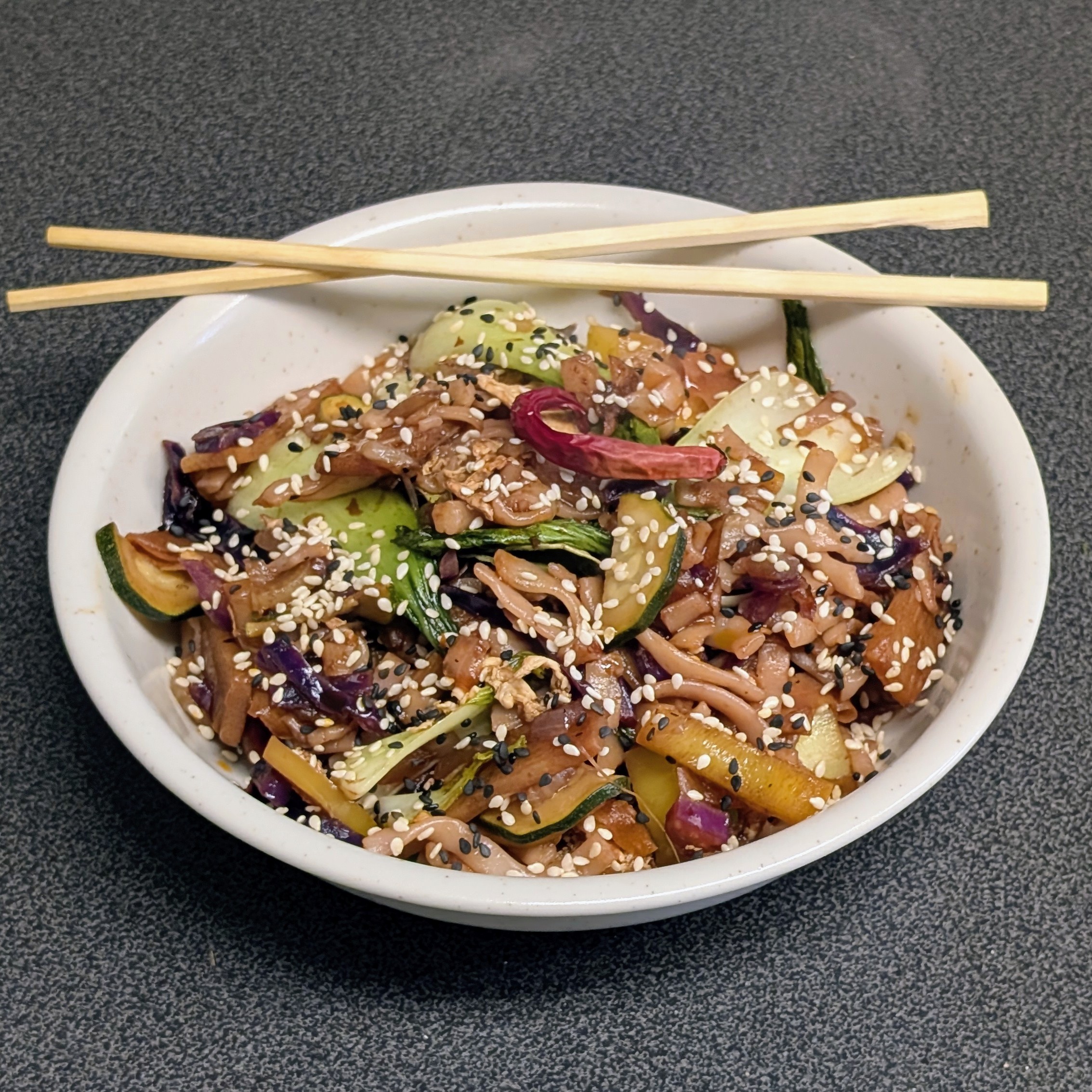 Reisnudeln mit Gemüse aus dem Wok