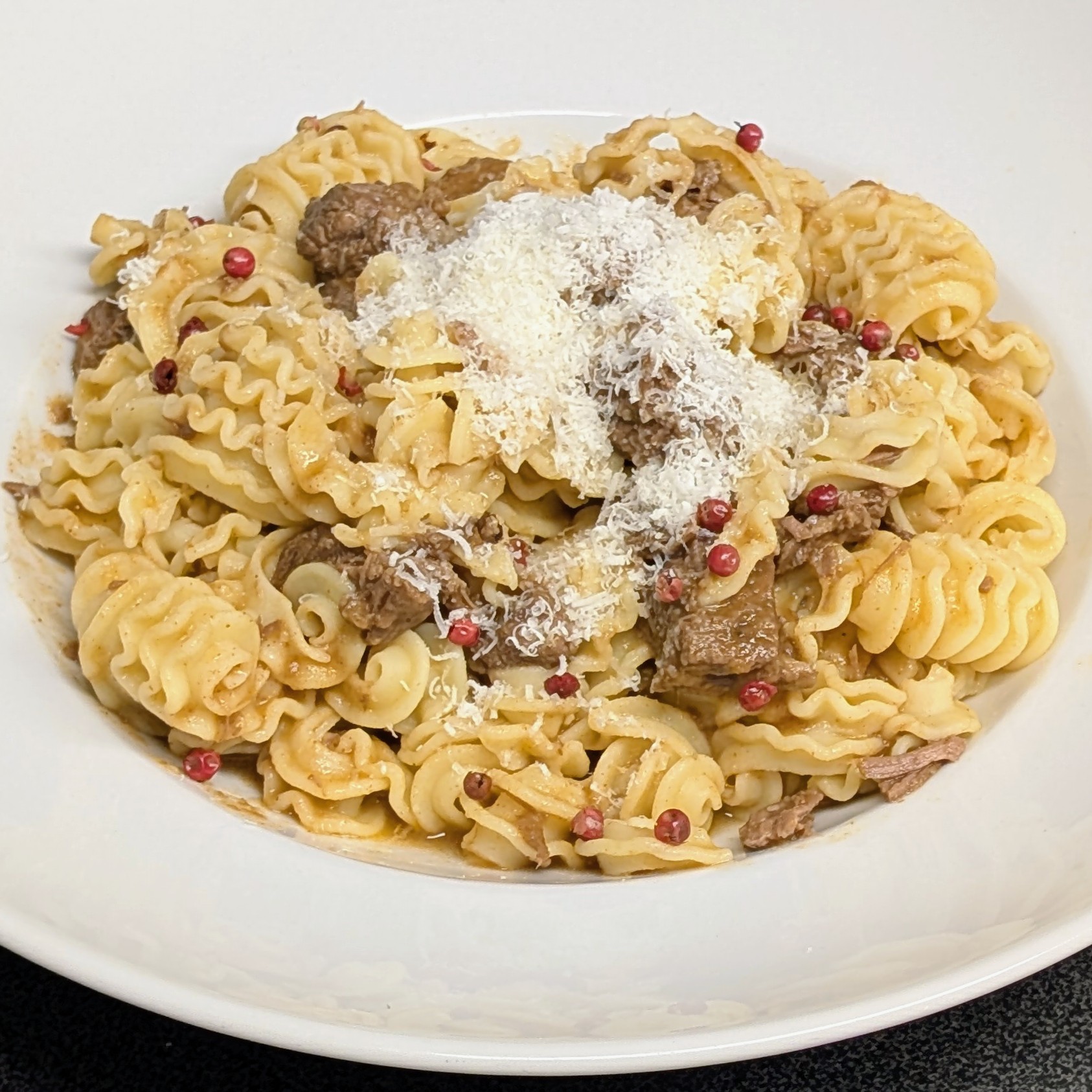 Radiatori mit Gulasch und Pecorino