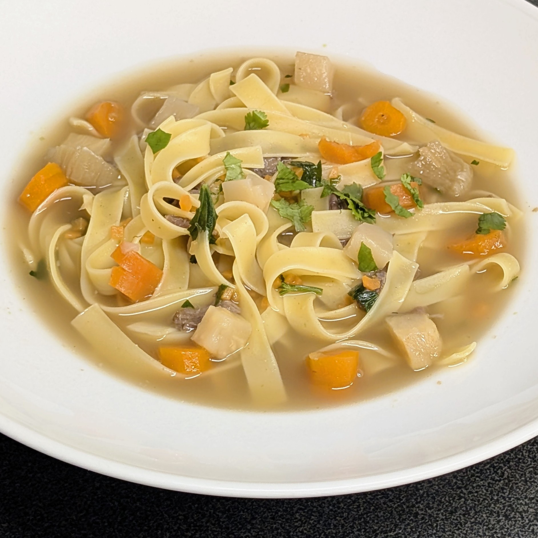 Nudeleintopf mit Knochenbrühe