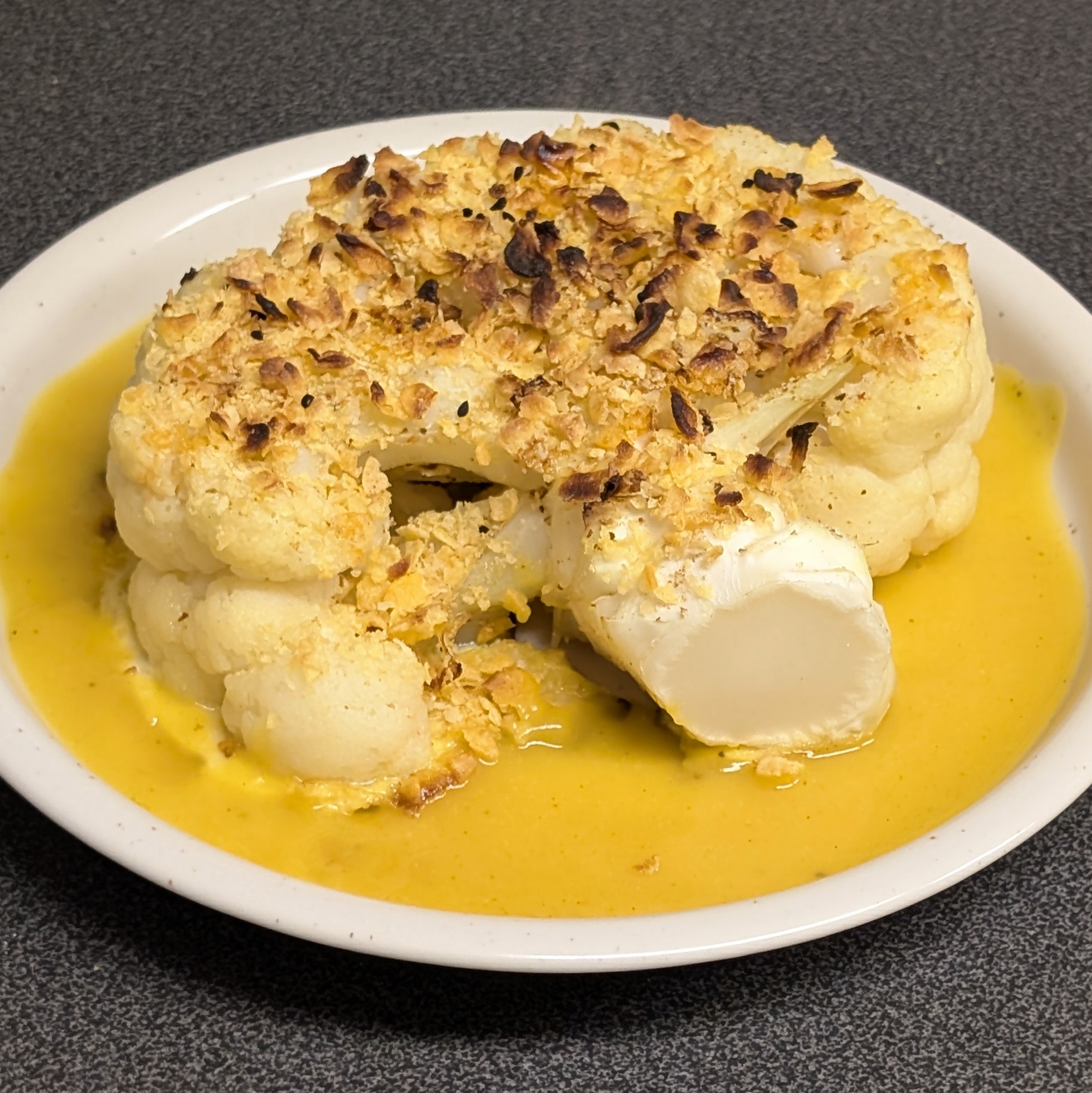 Blumenkohl-Scheibe auf fruchtigem Soßenspiegel