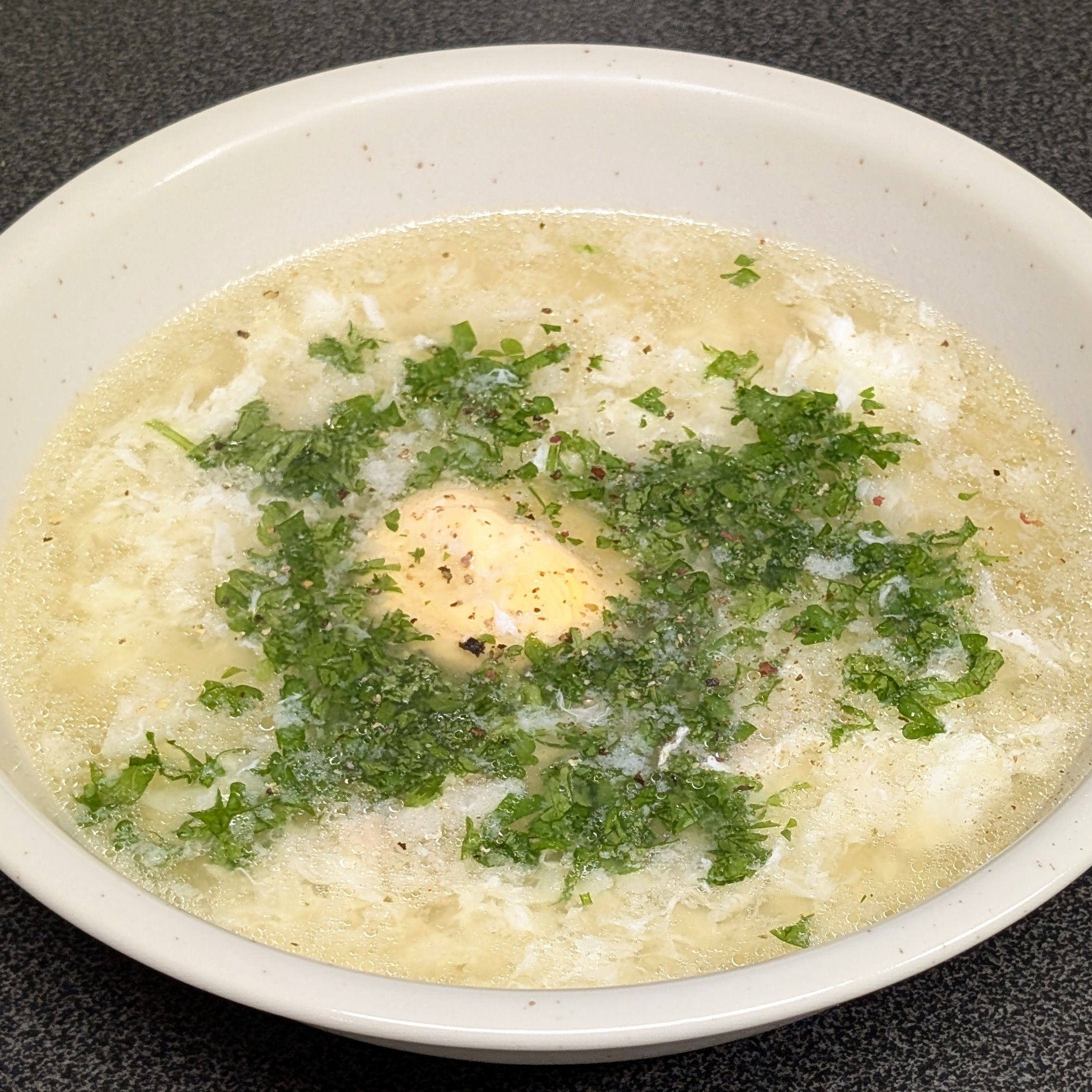 Eierflockensuppe mit Petersilie