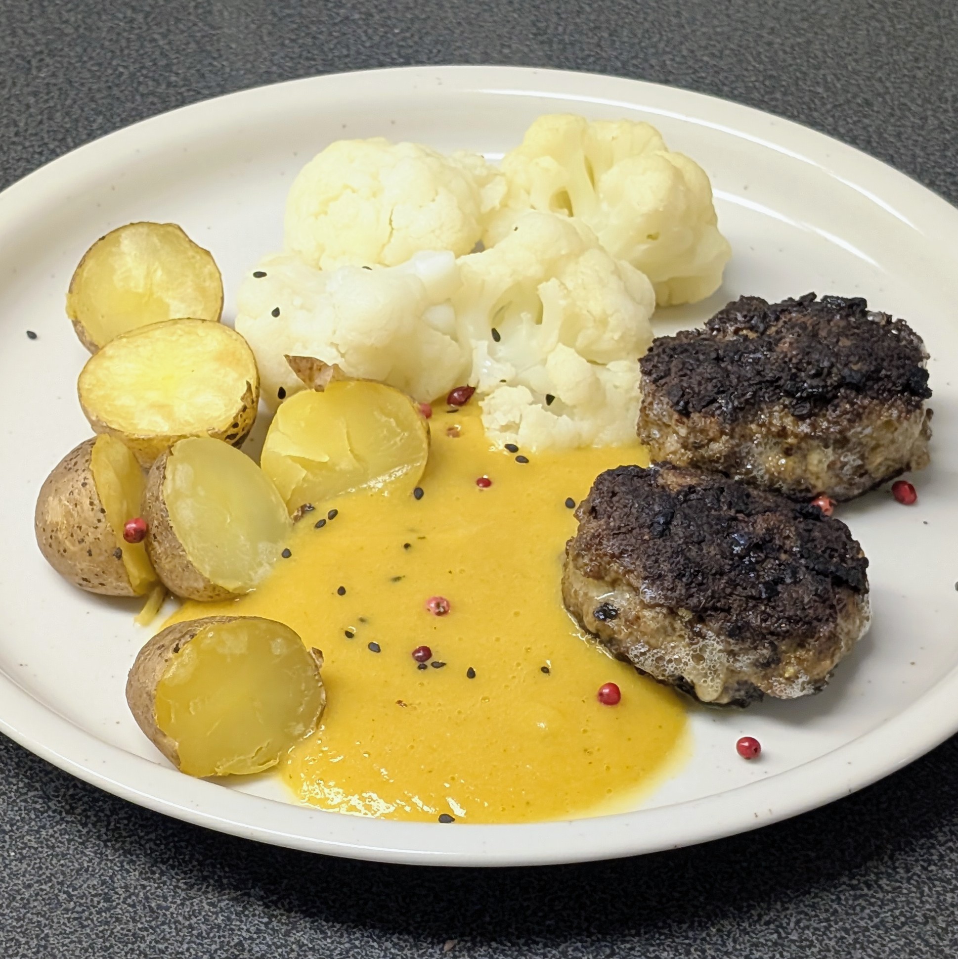 Frikadellen mit fruchtiger Blumenkohl-Soße