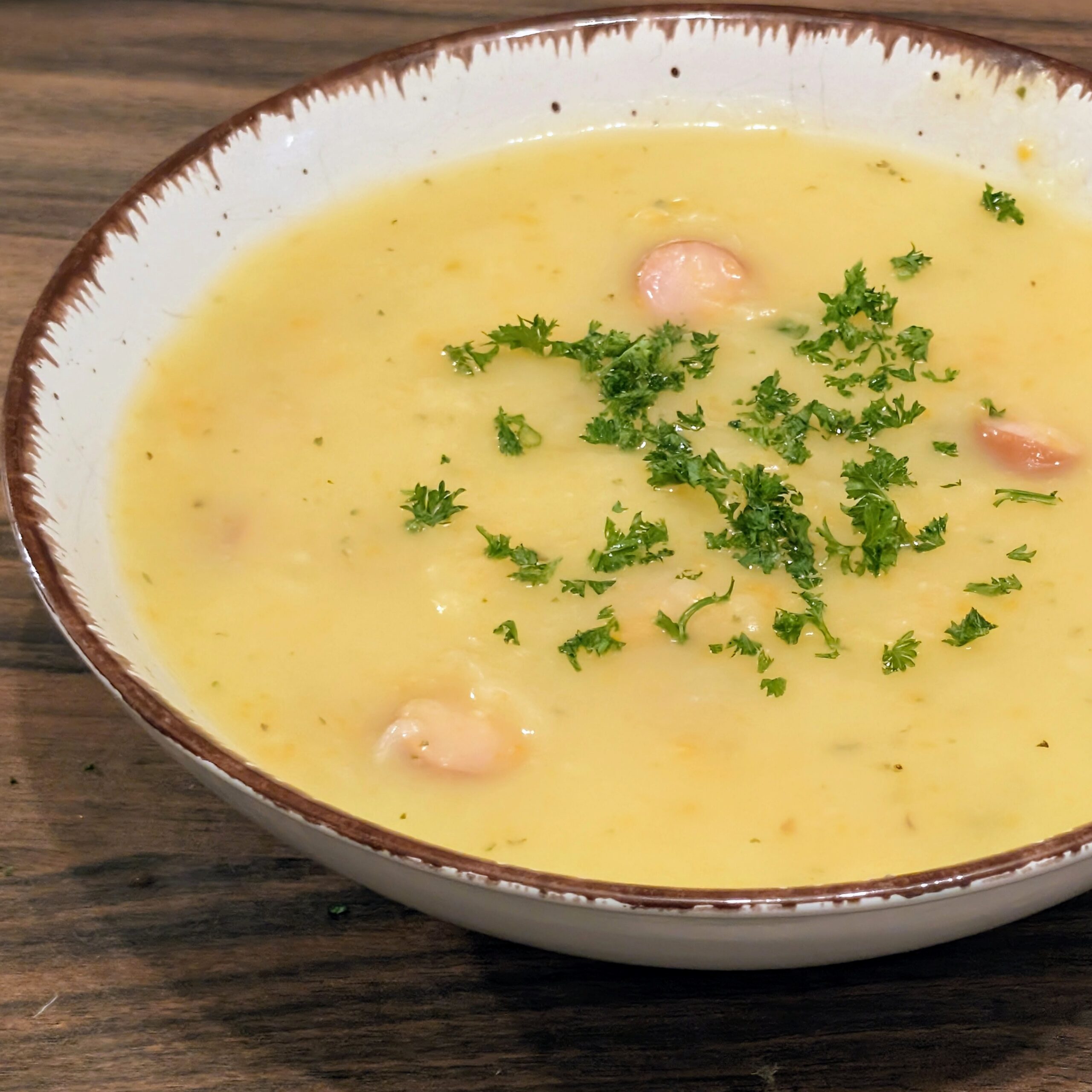 Kartoffelsuppe mit Pastinake und Wiener Würstchen