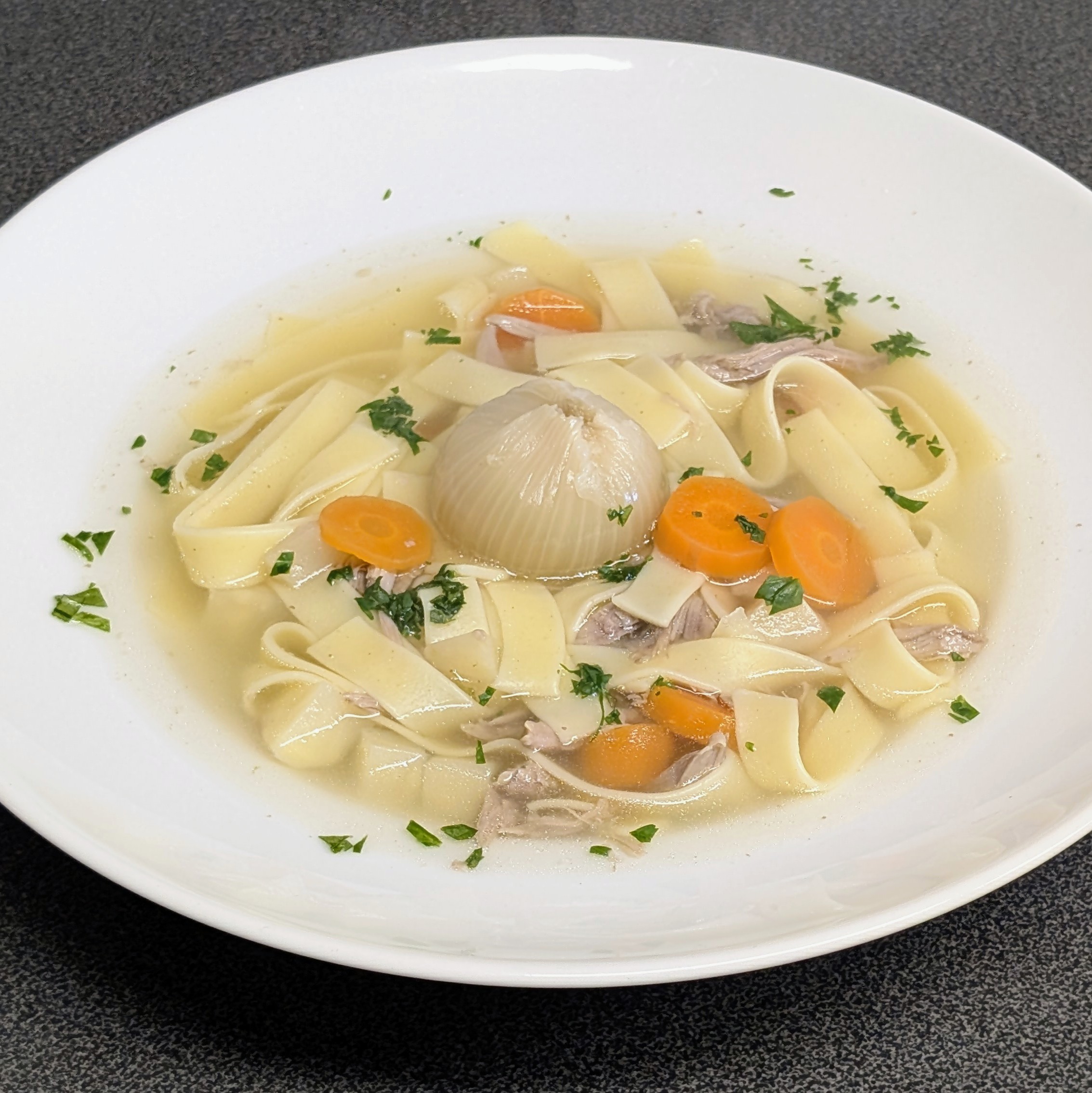 Nudel-Eintopf mit Putenhals-Brühe