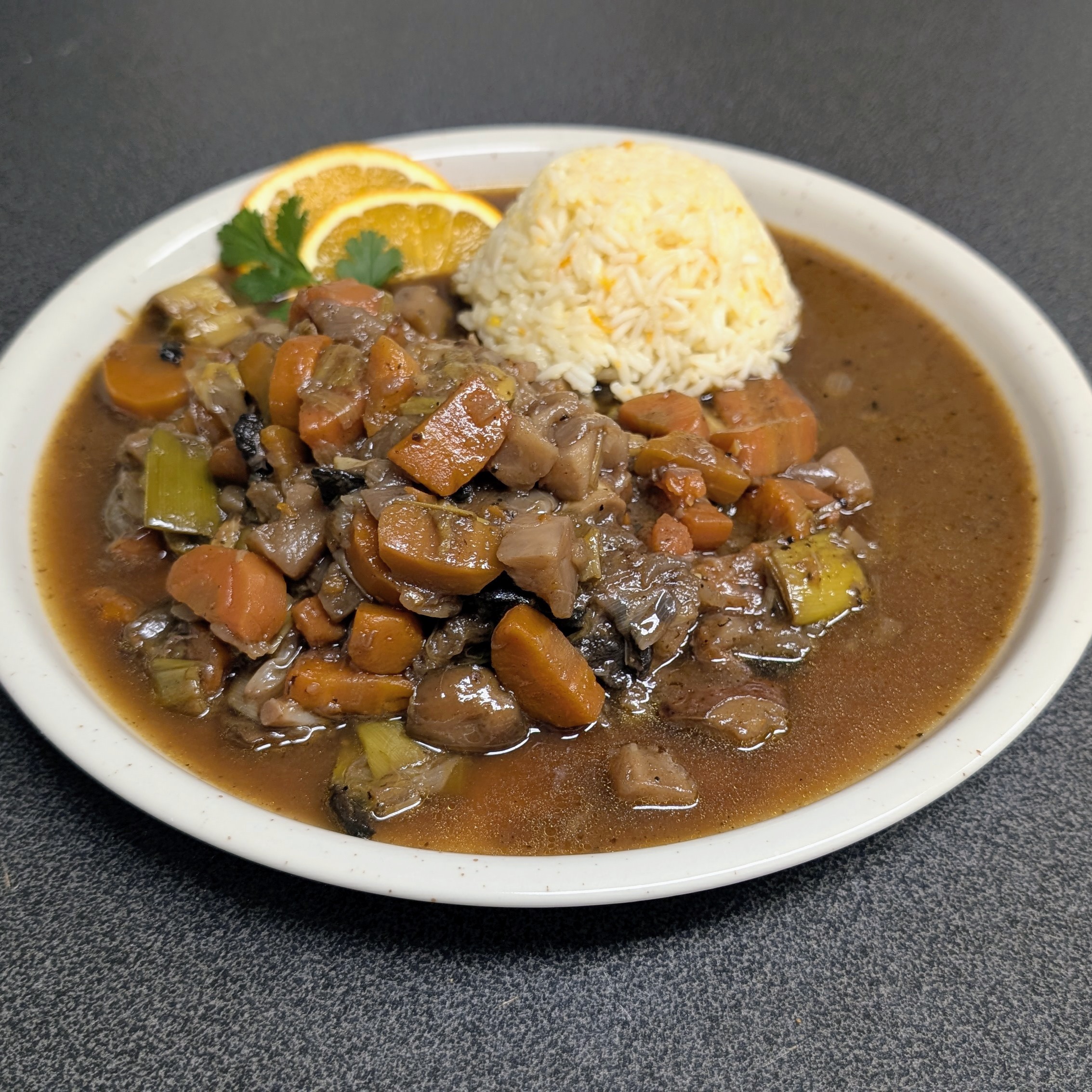 Geschmortes Gemüse mit Orangenreis