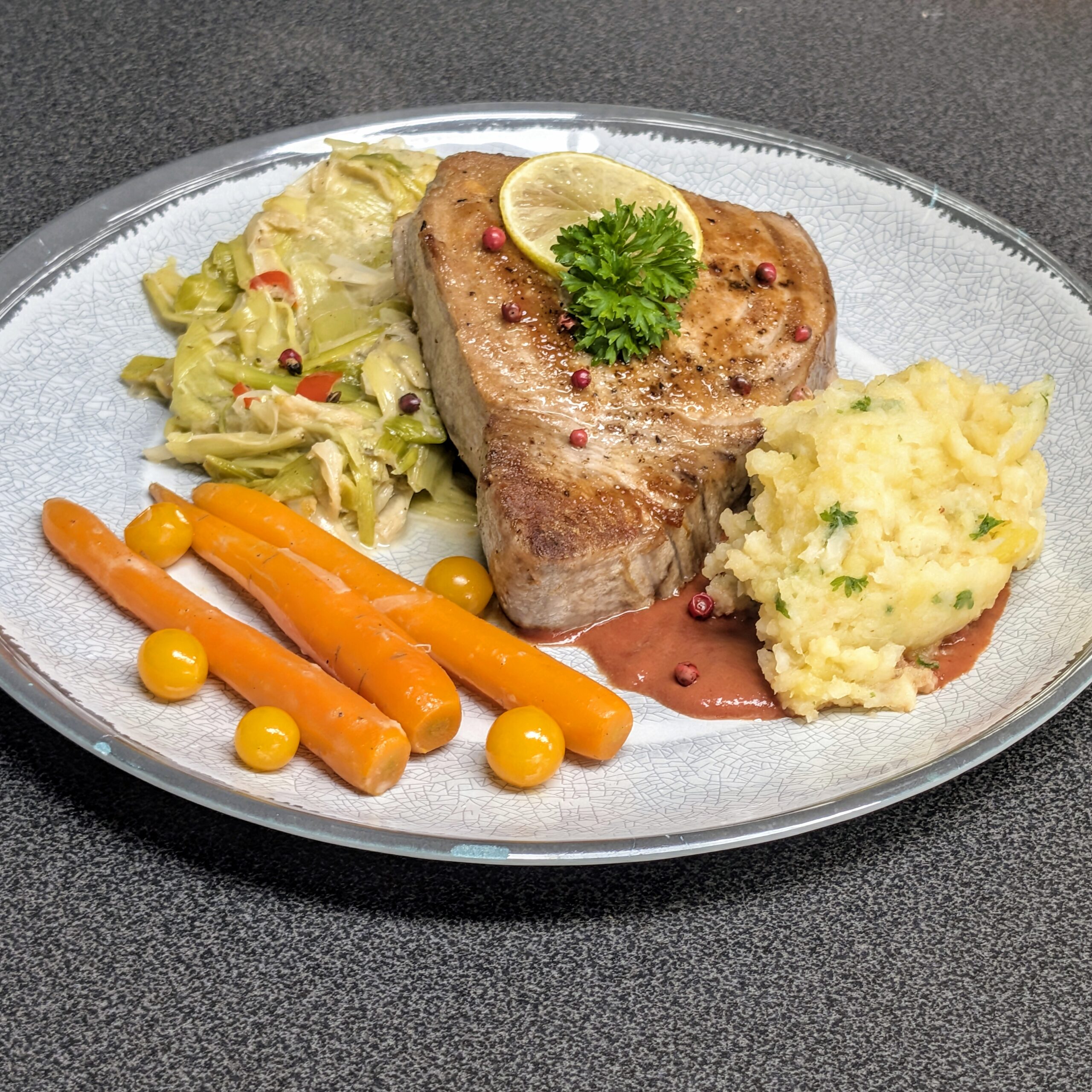 Thunfischfilet auf Lauchgemüse