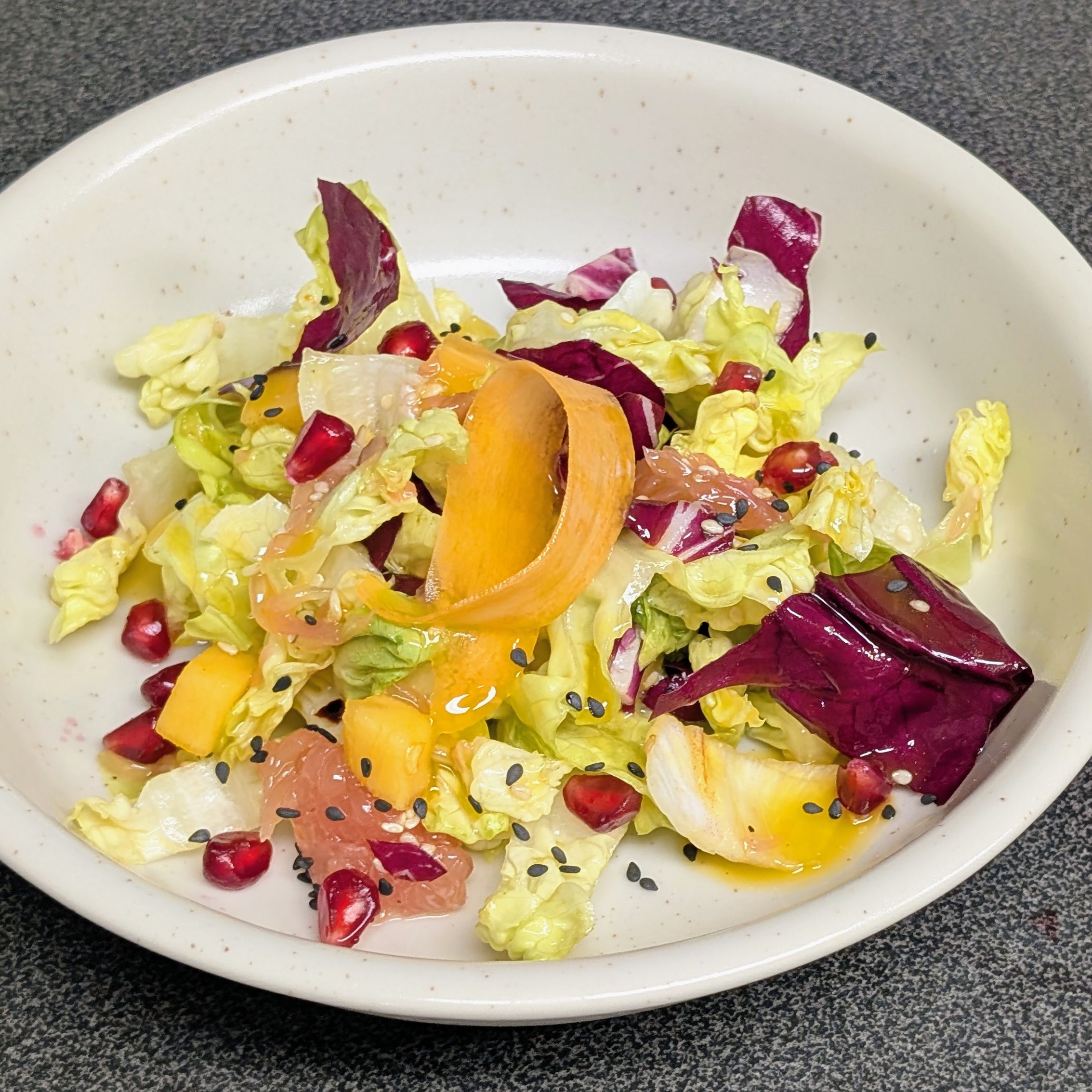 Romanasalat mit Grapefruit und fruchtigem Dressing