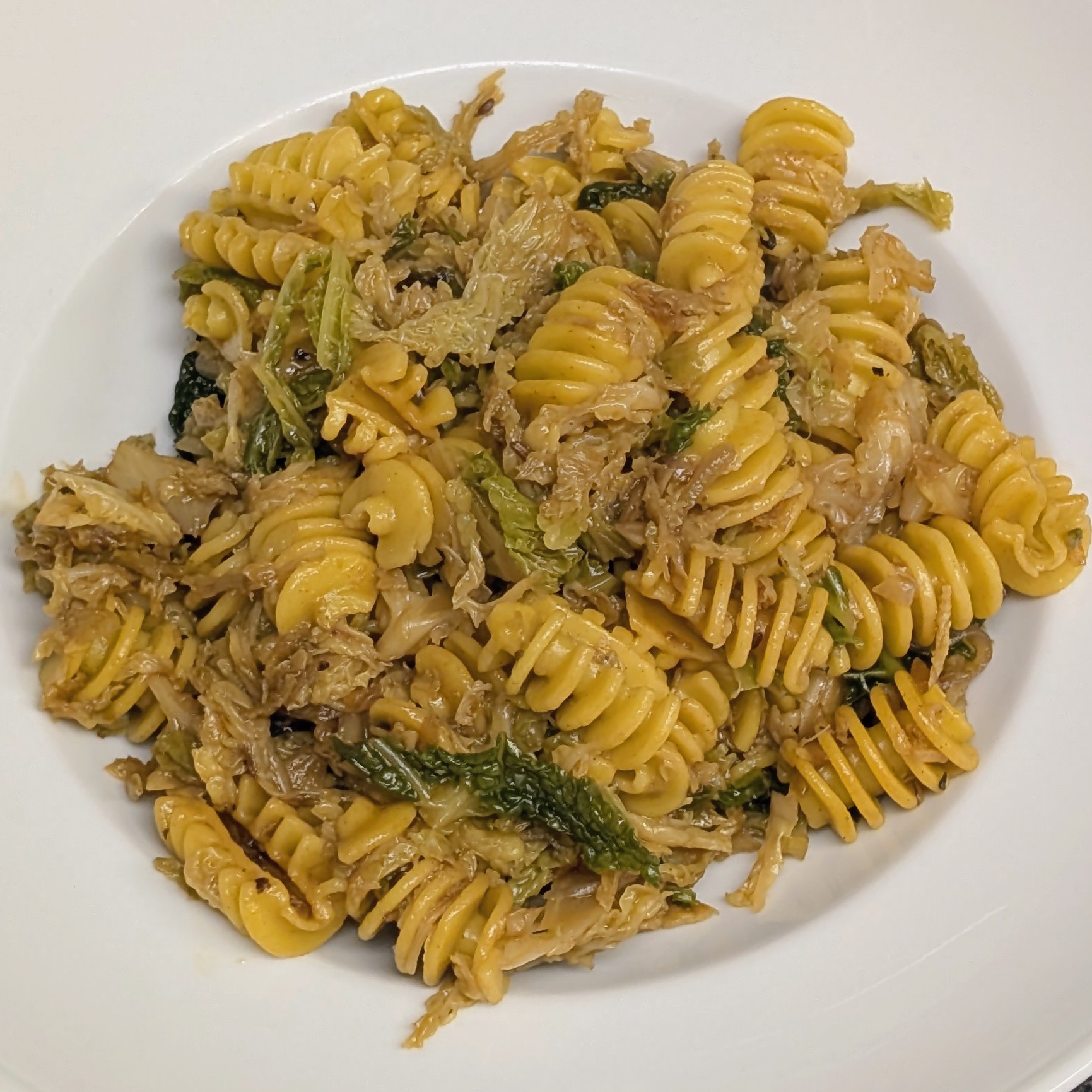 Wirsingkohl vom Vortag mit Radiatori (vegan)