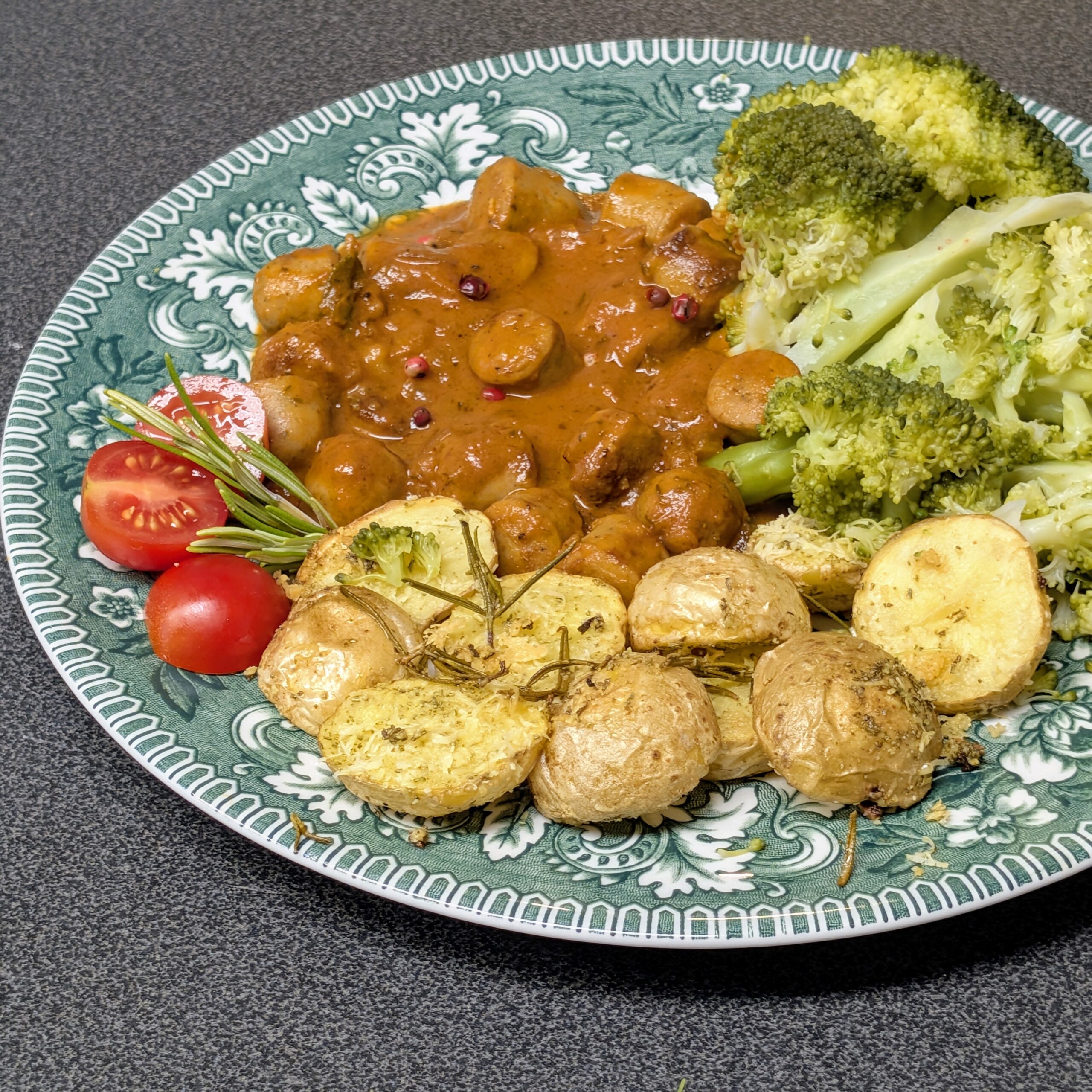 Würstelgulasch mit Ofenkartoffeln und Brokkoli