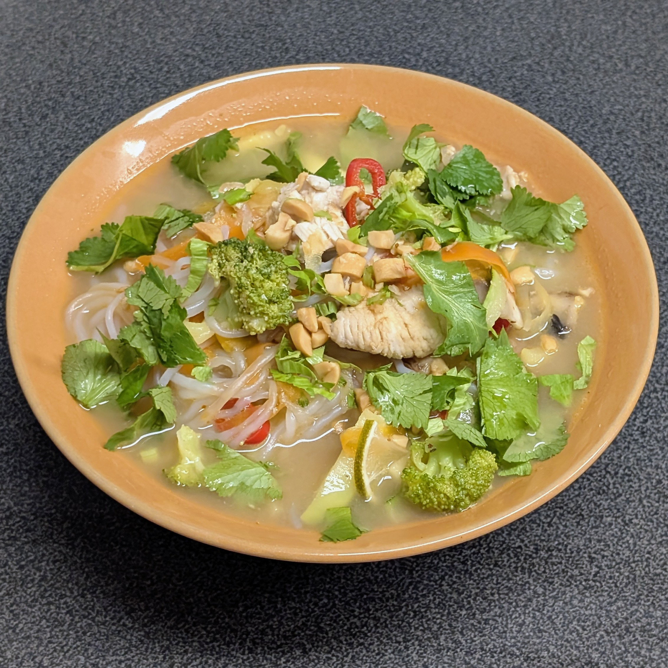 Hühnersuppe Szechuan mit Konjak-Nudeln