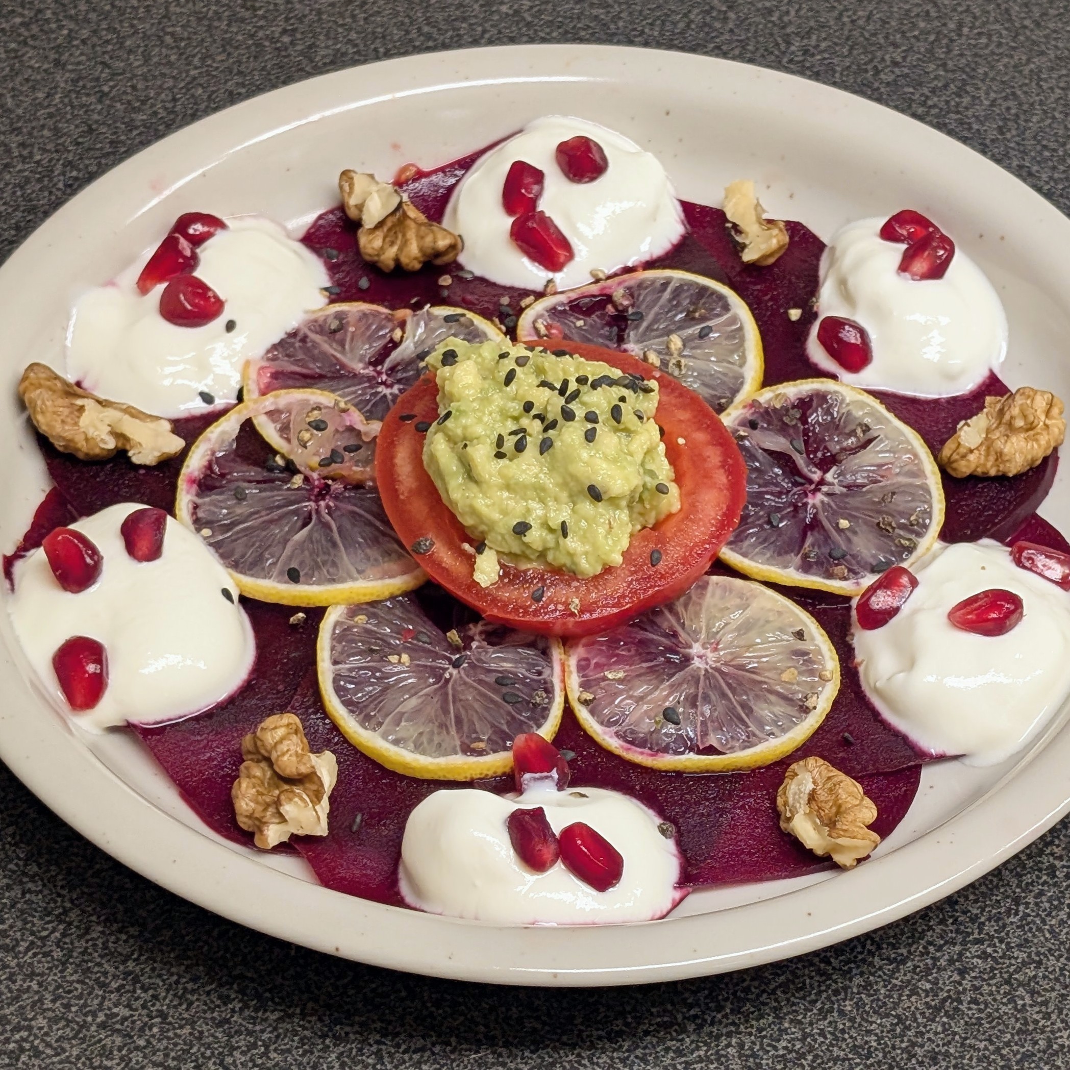 Rote-Beete-Carpaccio mit Zitrone und Guacamole