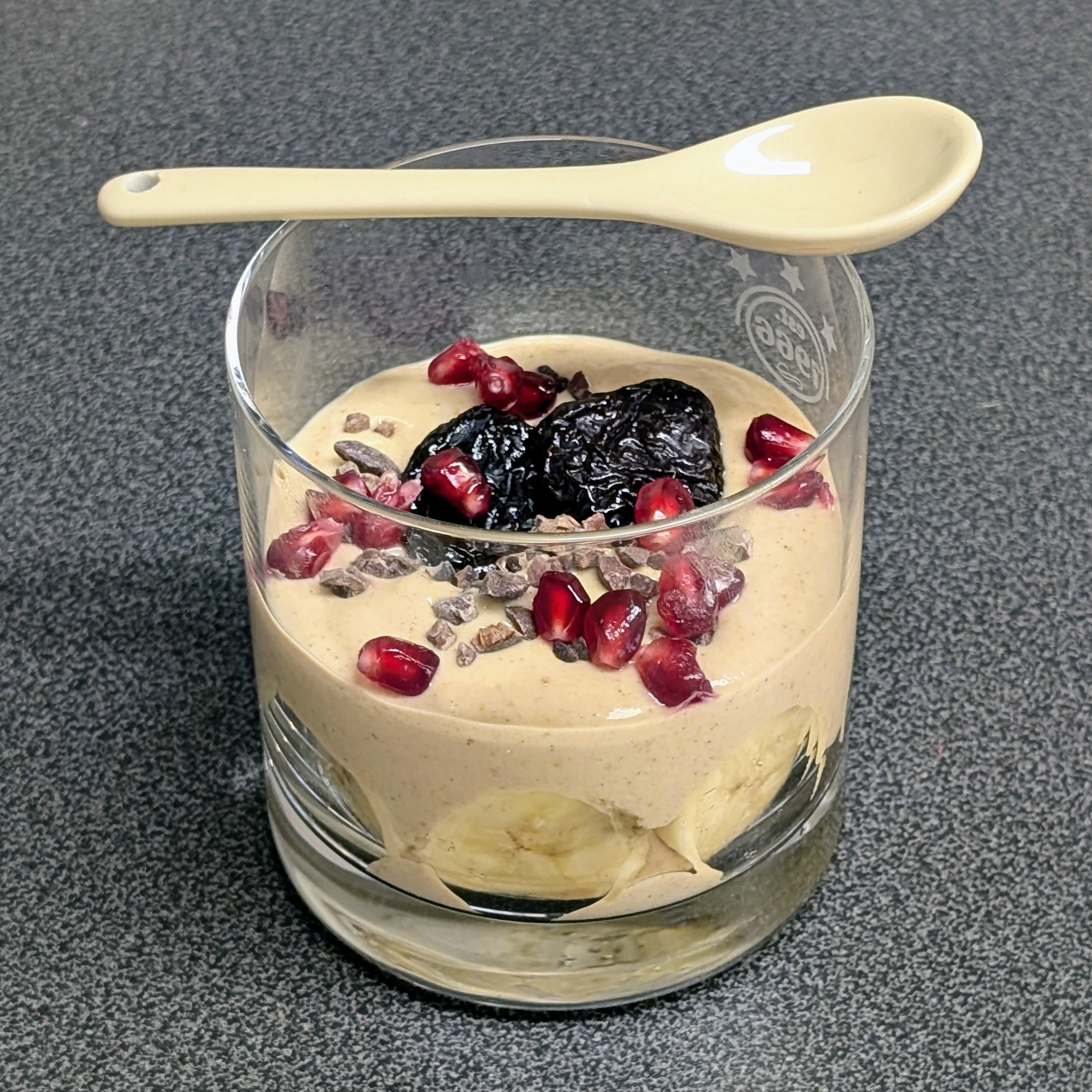 Maca-Joghurtcreme mit Kakaonibs