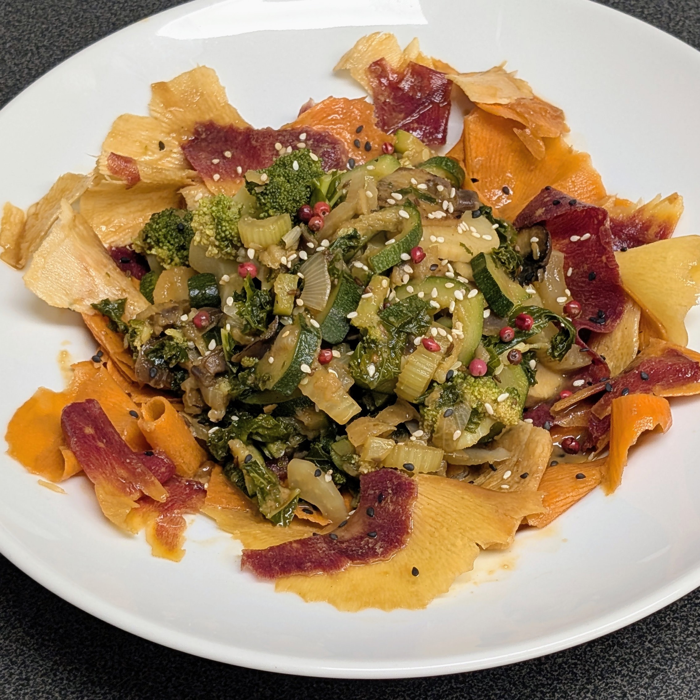 Lauwarmer Regenbogen-Salat mit Nussdressing