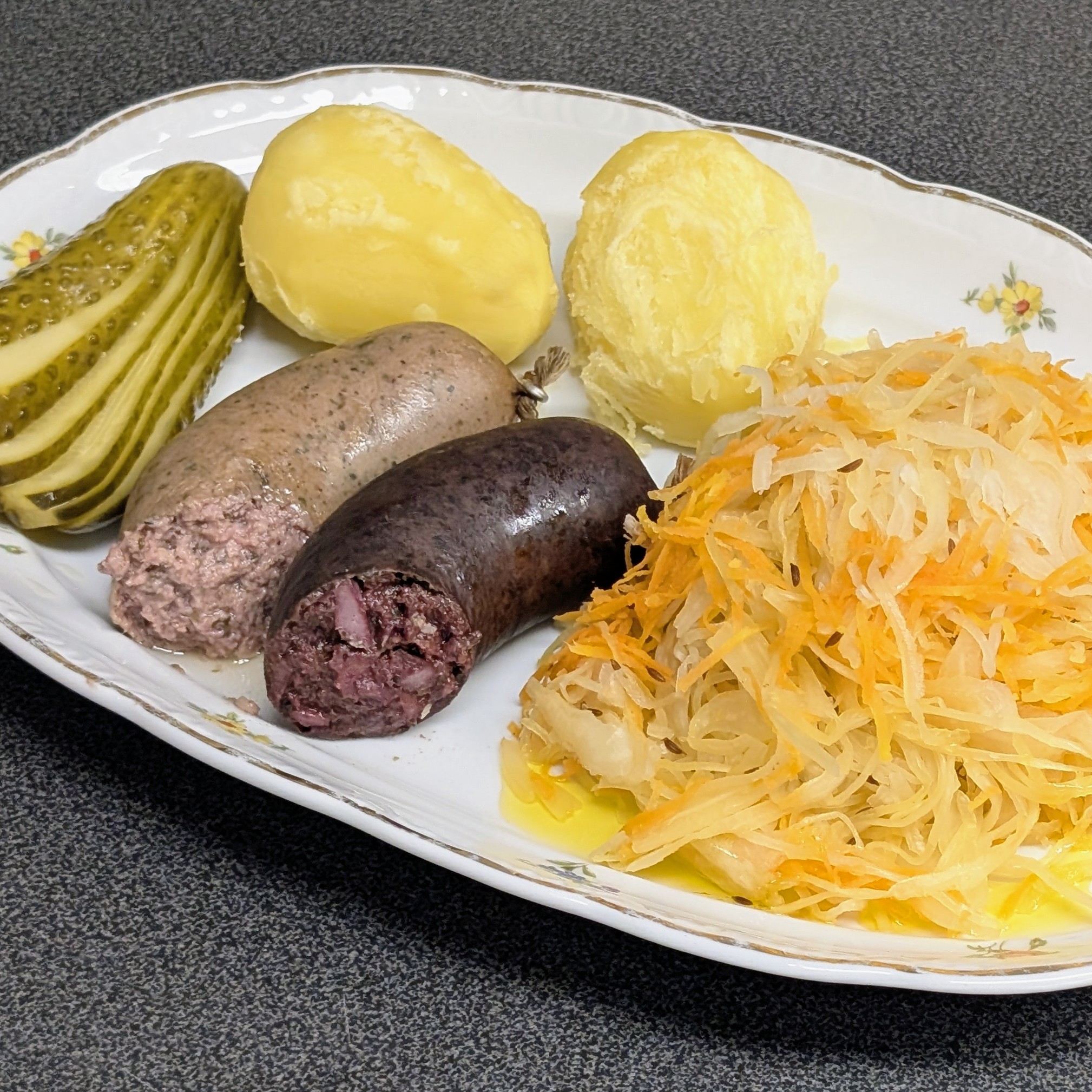 Schlachteplatte mit Möhren-Sauerkraut