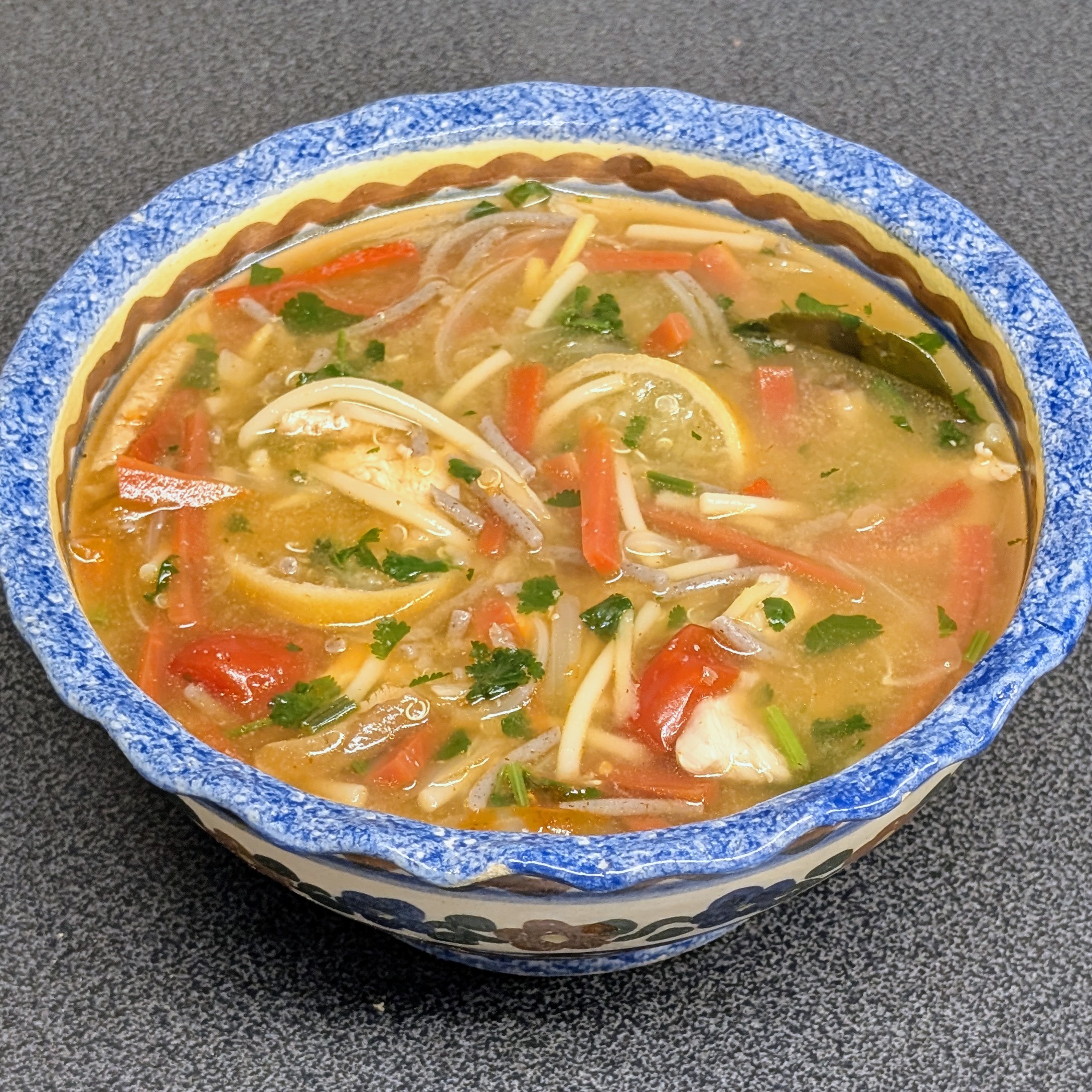 Vietnamesische Chicken-Nudel-Bowl mit Quinoa