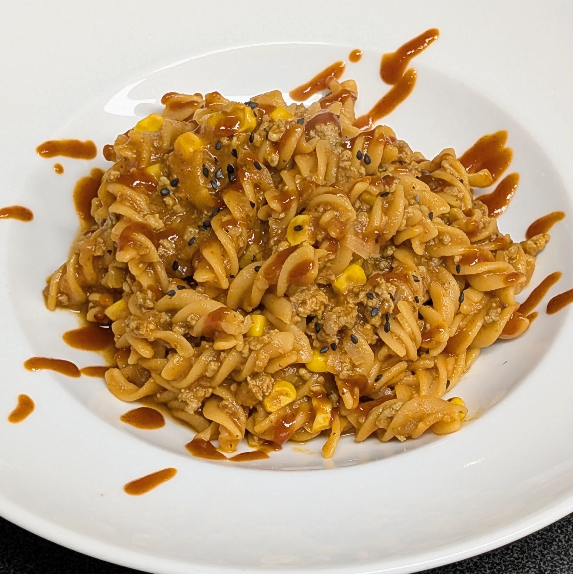 Linsenfusilli in Tomaten-Hack-Soße