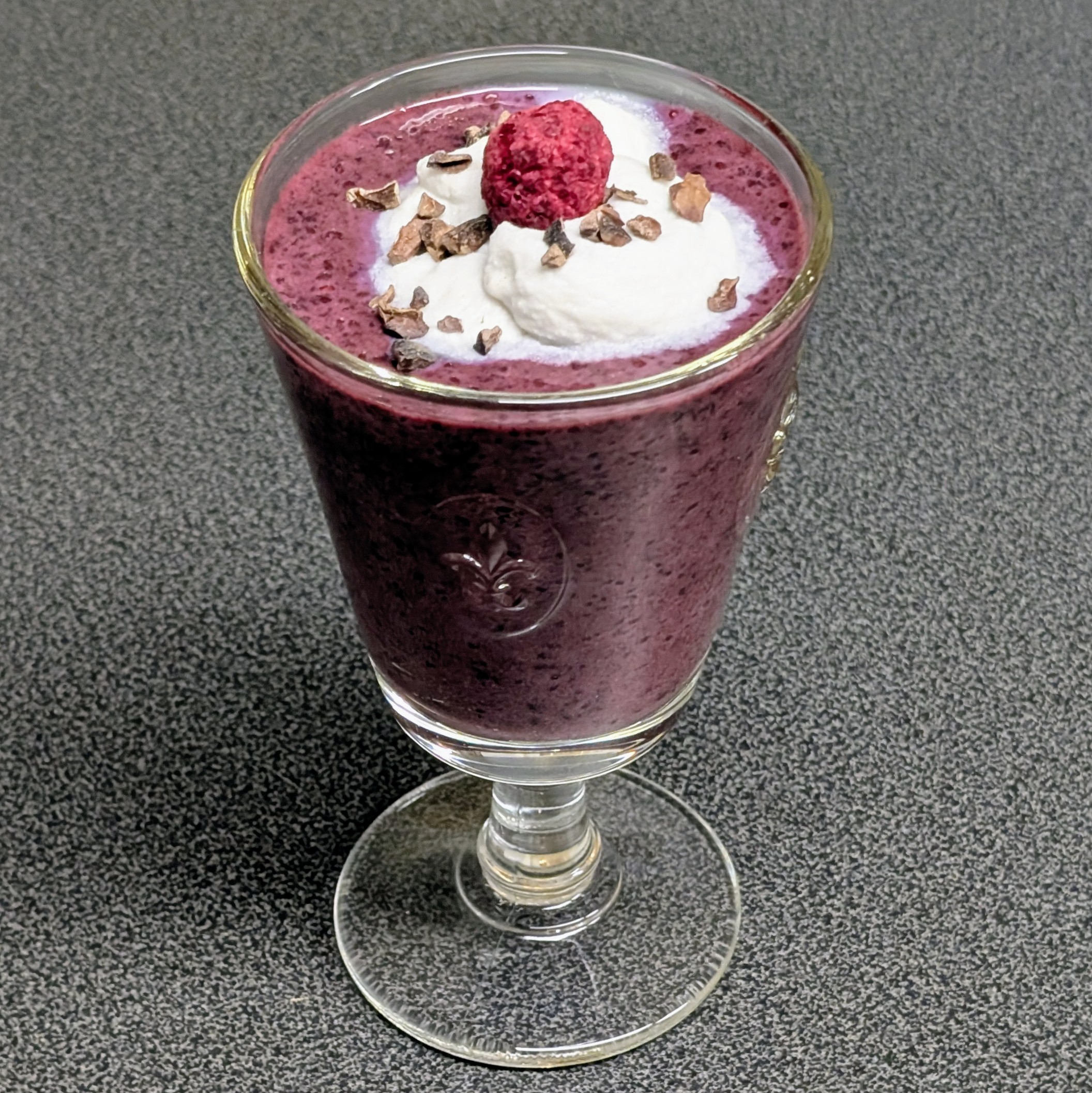 Kefir-Chia-Dessert mit Wildheidelbeeren