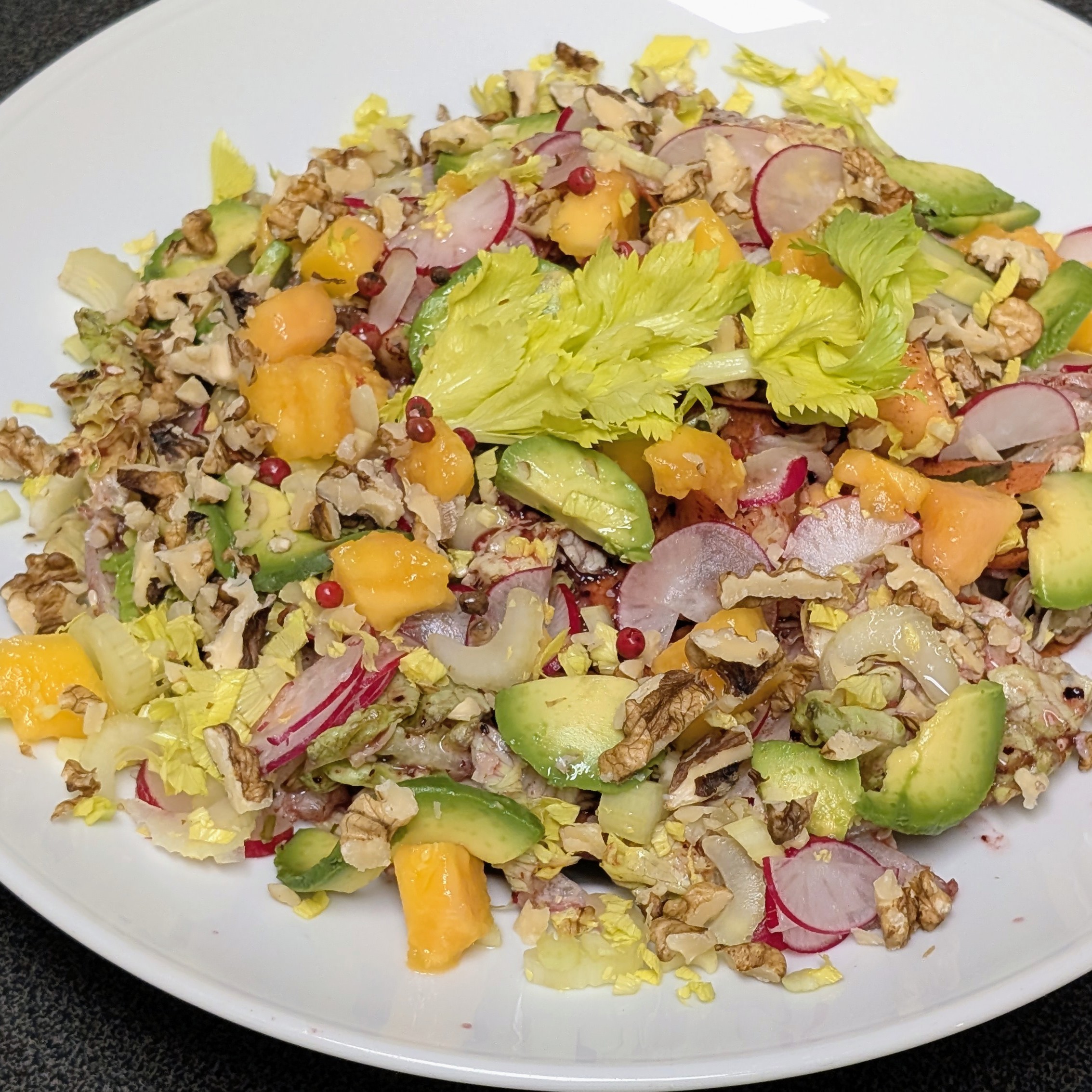 Eisbergsalat mit Papaya, Avocado und Walnüssen
