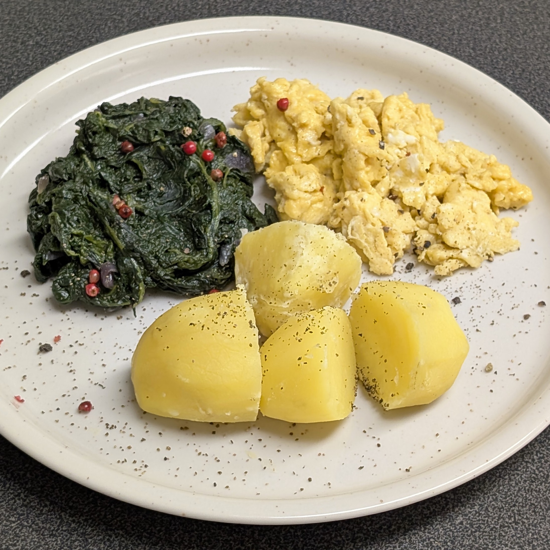 Spinat mit Rührei und Kartoffeln