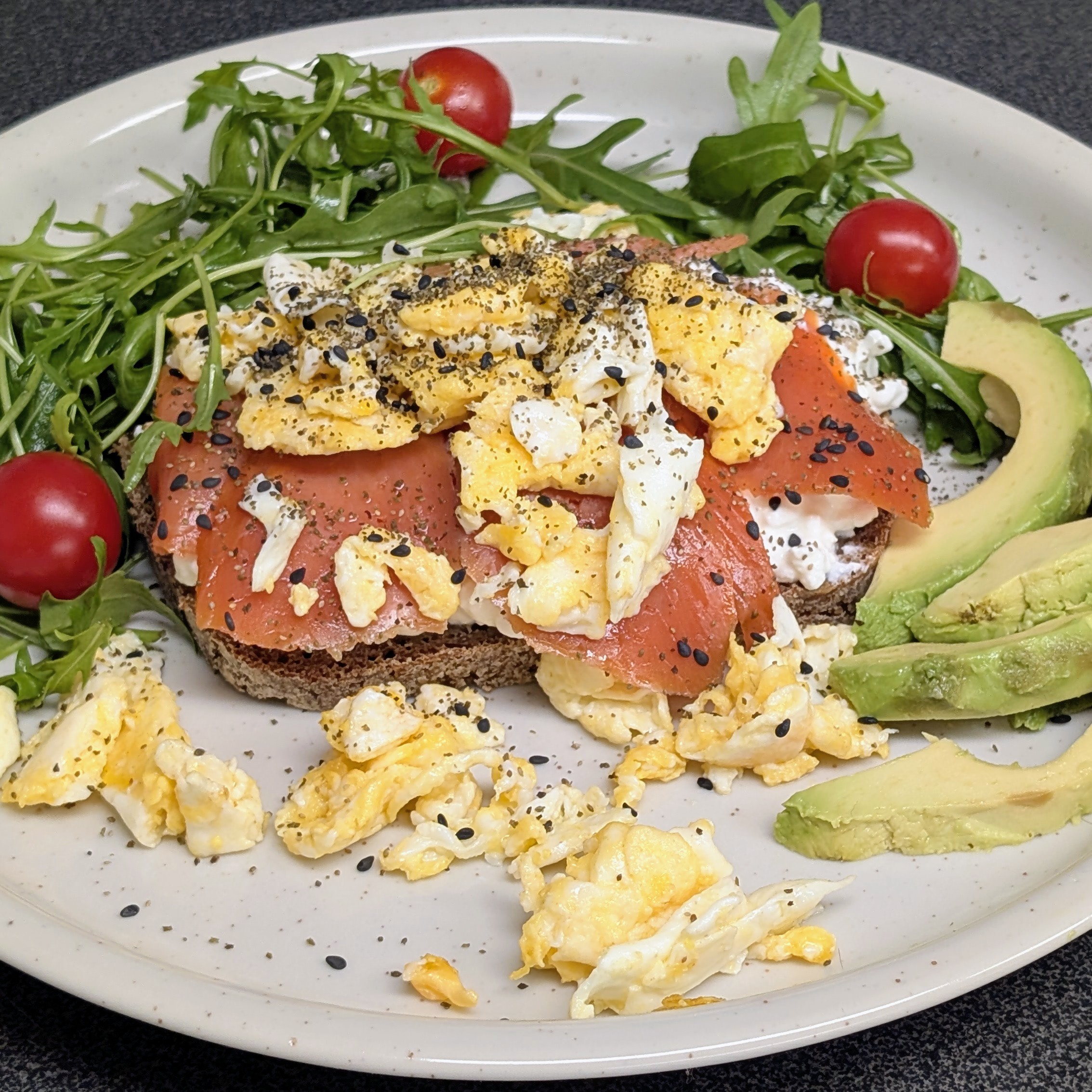 Lachs-Brot mit Frischkäse und Rührei