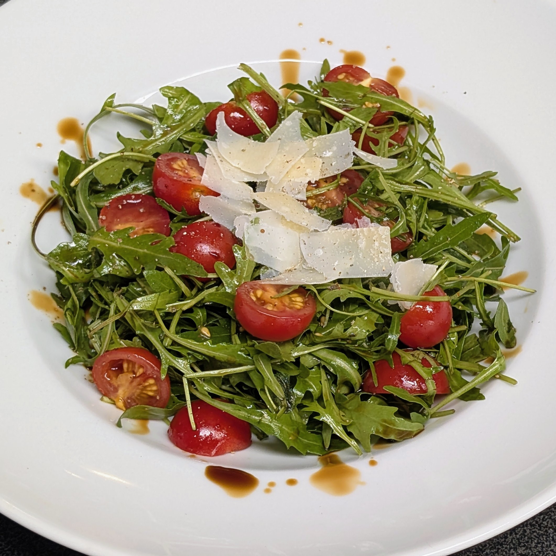 Rucolasalat mit Parmesan und Balsamico-Creme